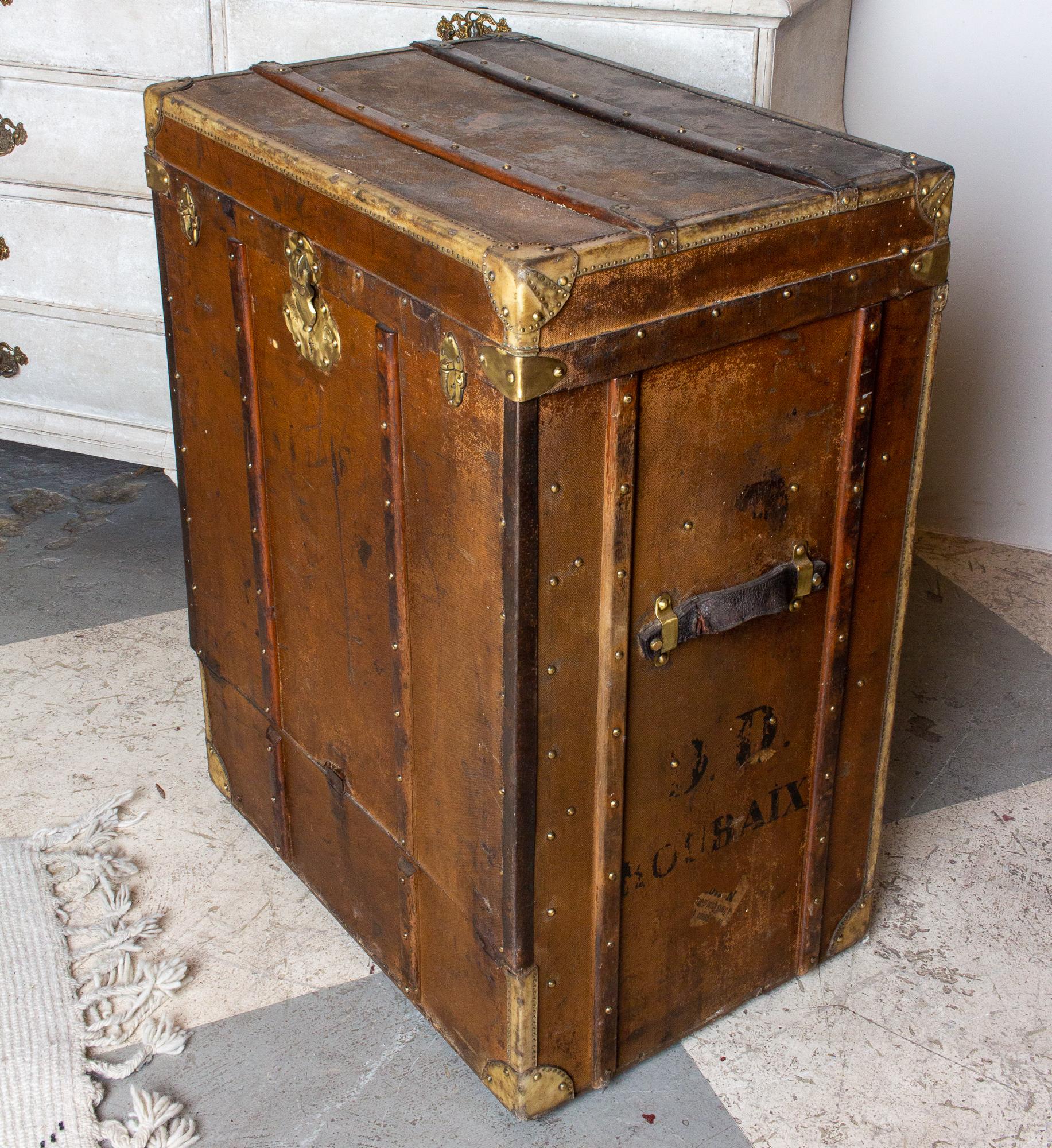Antique grande malle à bagages en cuir avec panneau d'ouverture avant trouvée en France État moyen à Houston, TX