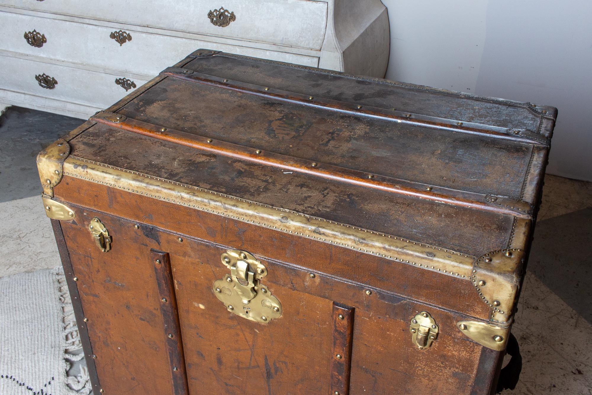Laiton Antique grande malle à bagages en cuir avec panneau d'ouverture avant trouvée en France