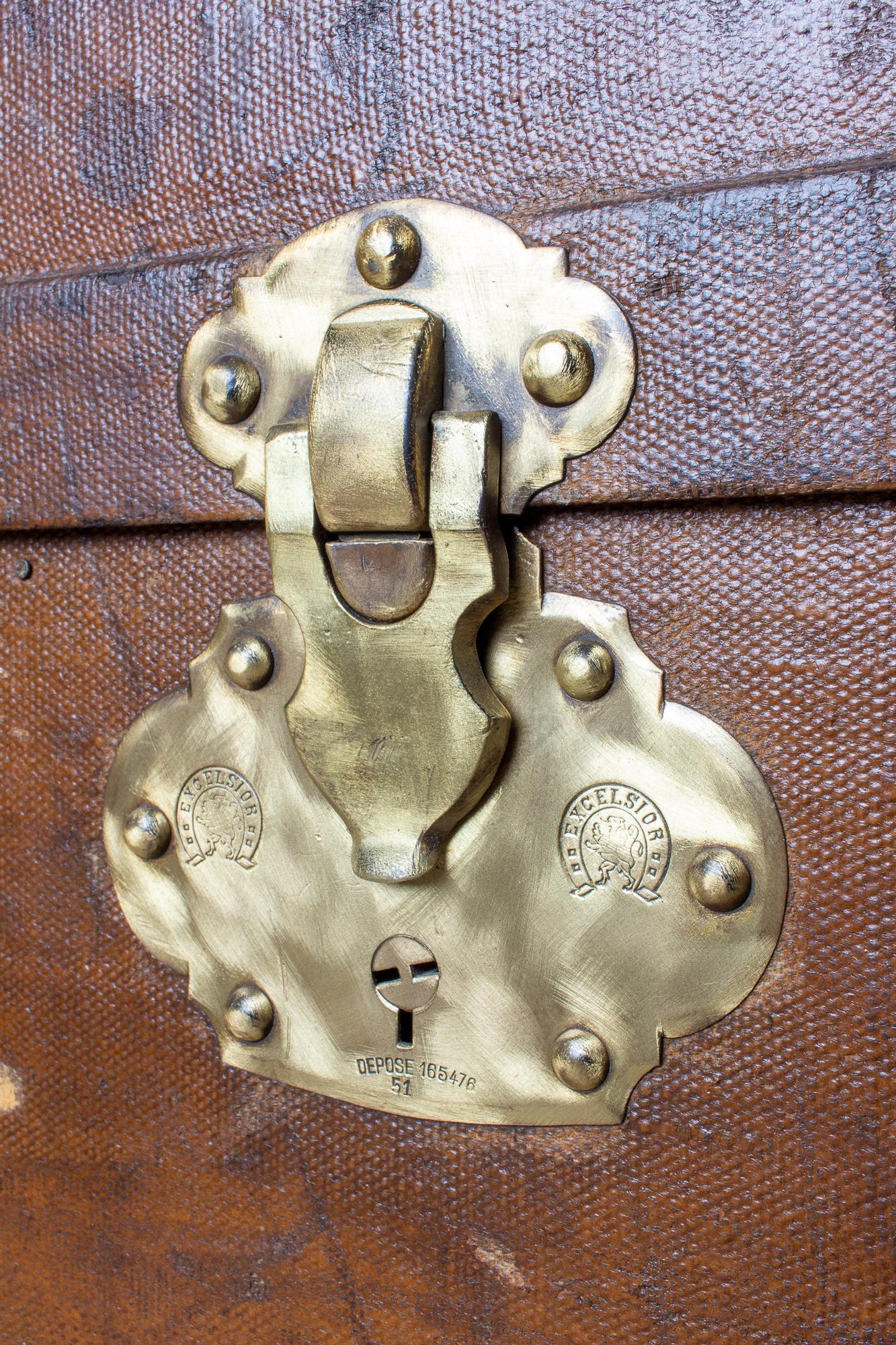 Antique grande malle à bagages en cuir avec panneau d'ouverture avant trouvée en France 1