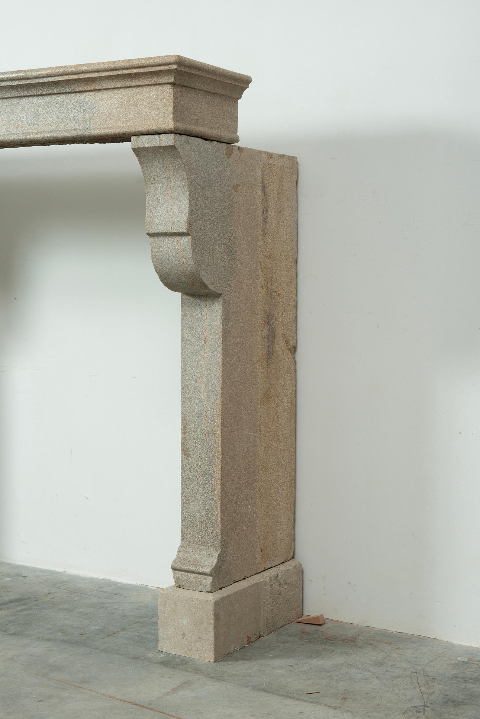Repisa de chimenea antigua de piedra caliza alta en venta 7