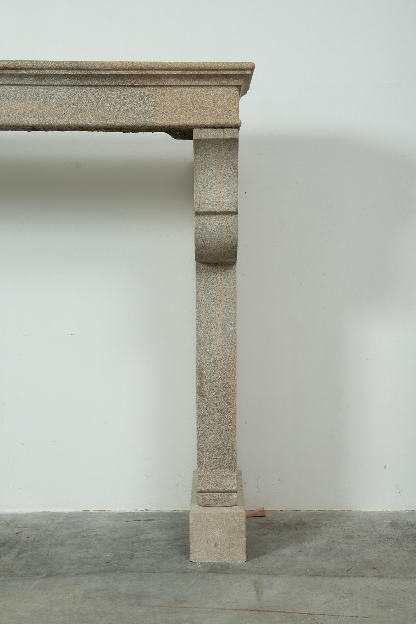 Repisa de chimenea antigua de piedra caliza alta en venta 8