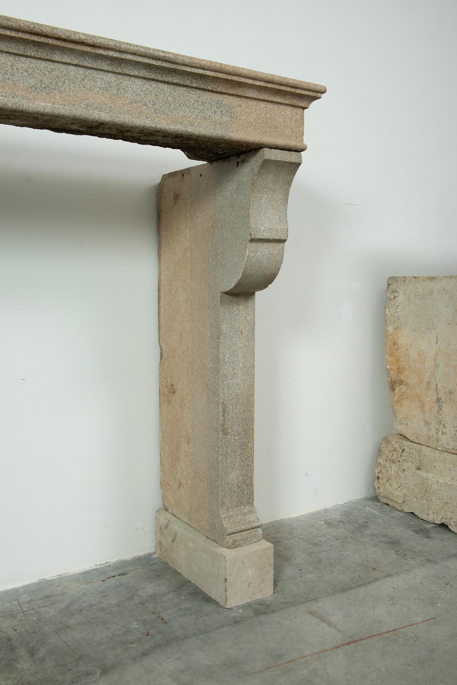 Repisa de chimenea antigua de piedra caliza alta en venta 9