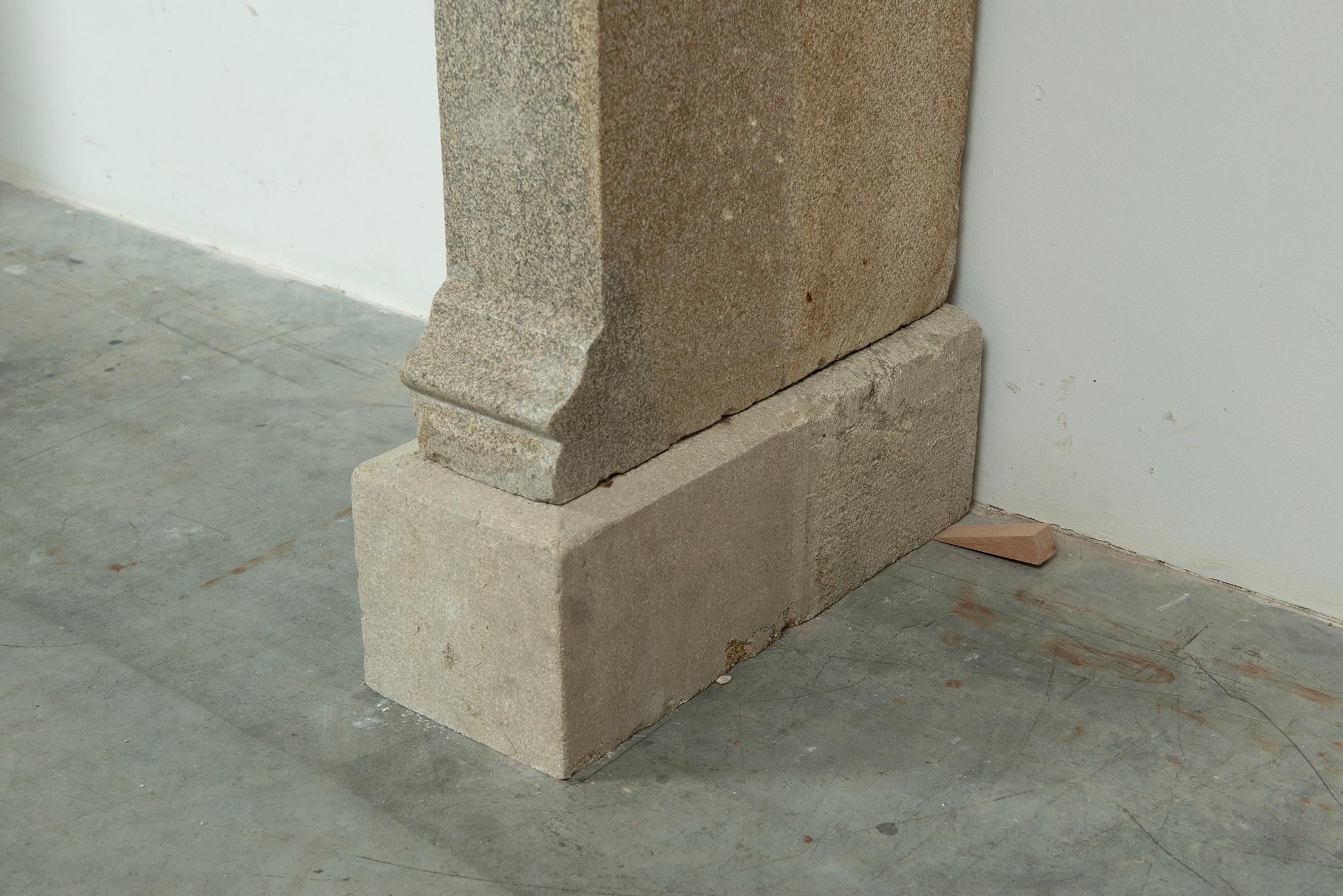 Repisa de chimenea antigua de piedra caliza alta en venta 13