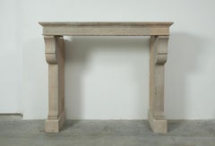 Antico caminetto alto in pietra calcarea