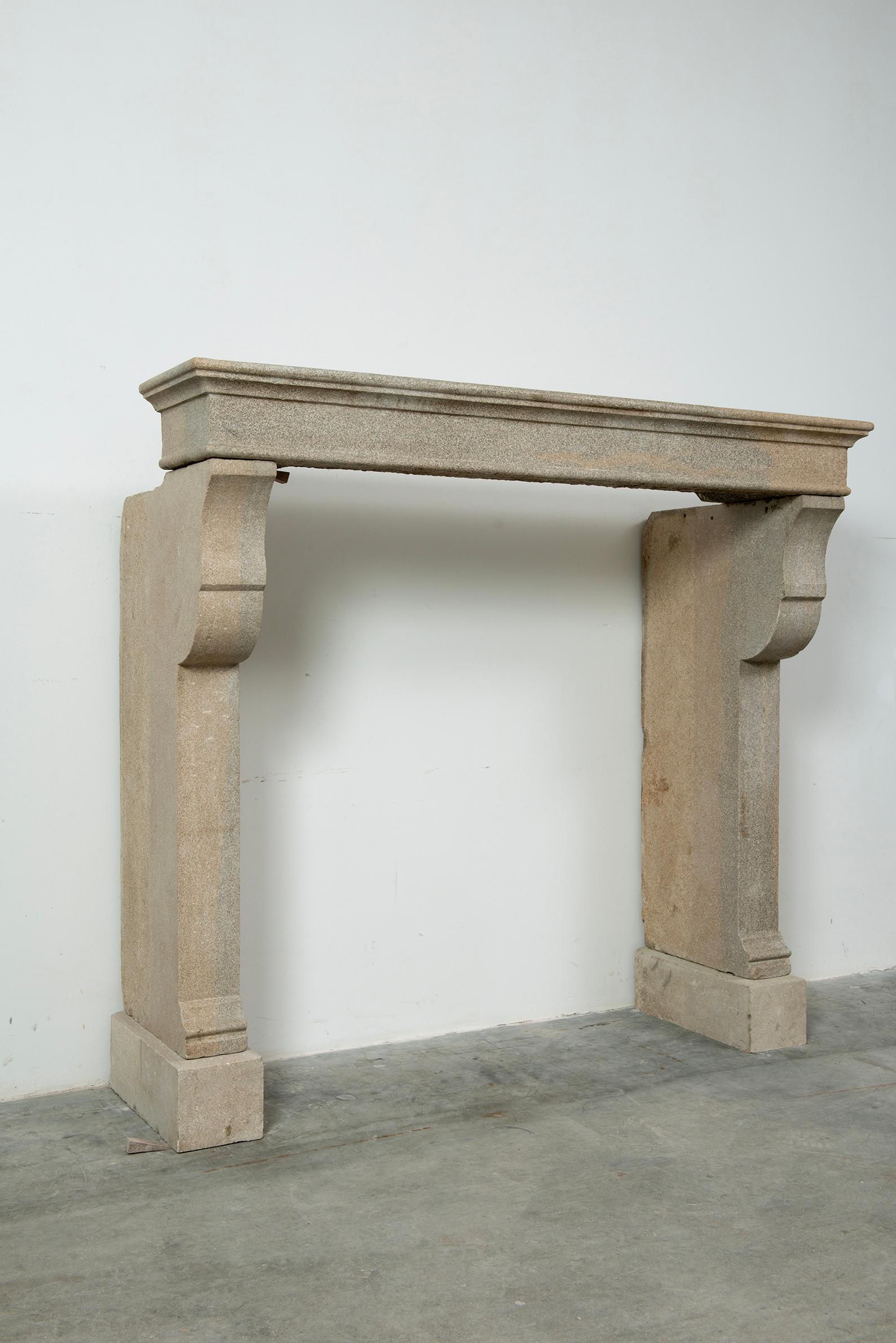 Repisa de chimenea antigua de piedra caliza alta Francés en venta