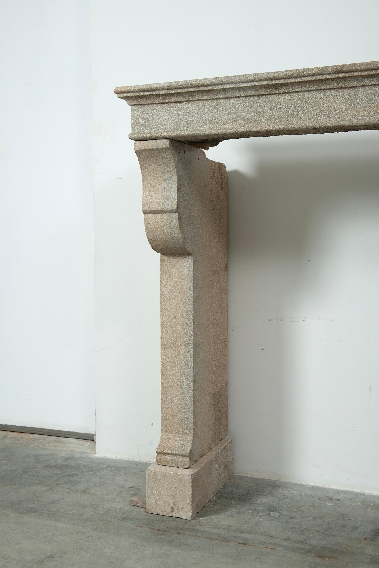 Repisa de chimenea antigua de piedra caliza alta en Bueno estado para la venta en Haarlem, Noord-Holland