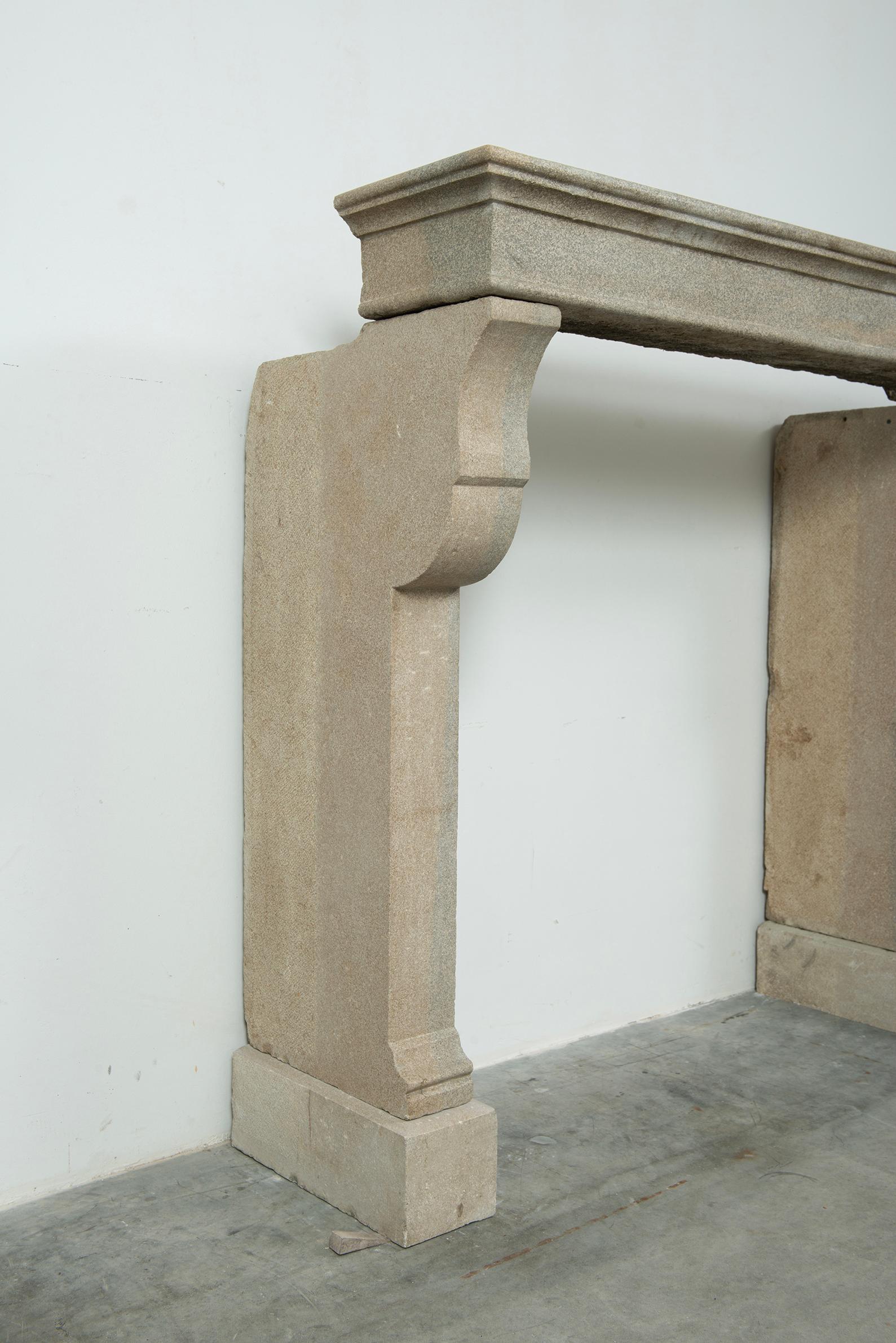 Repisa de chimenea antigua de piedra caliza alta siglo XIX en venta