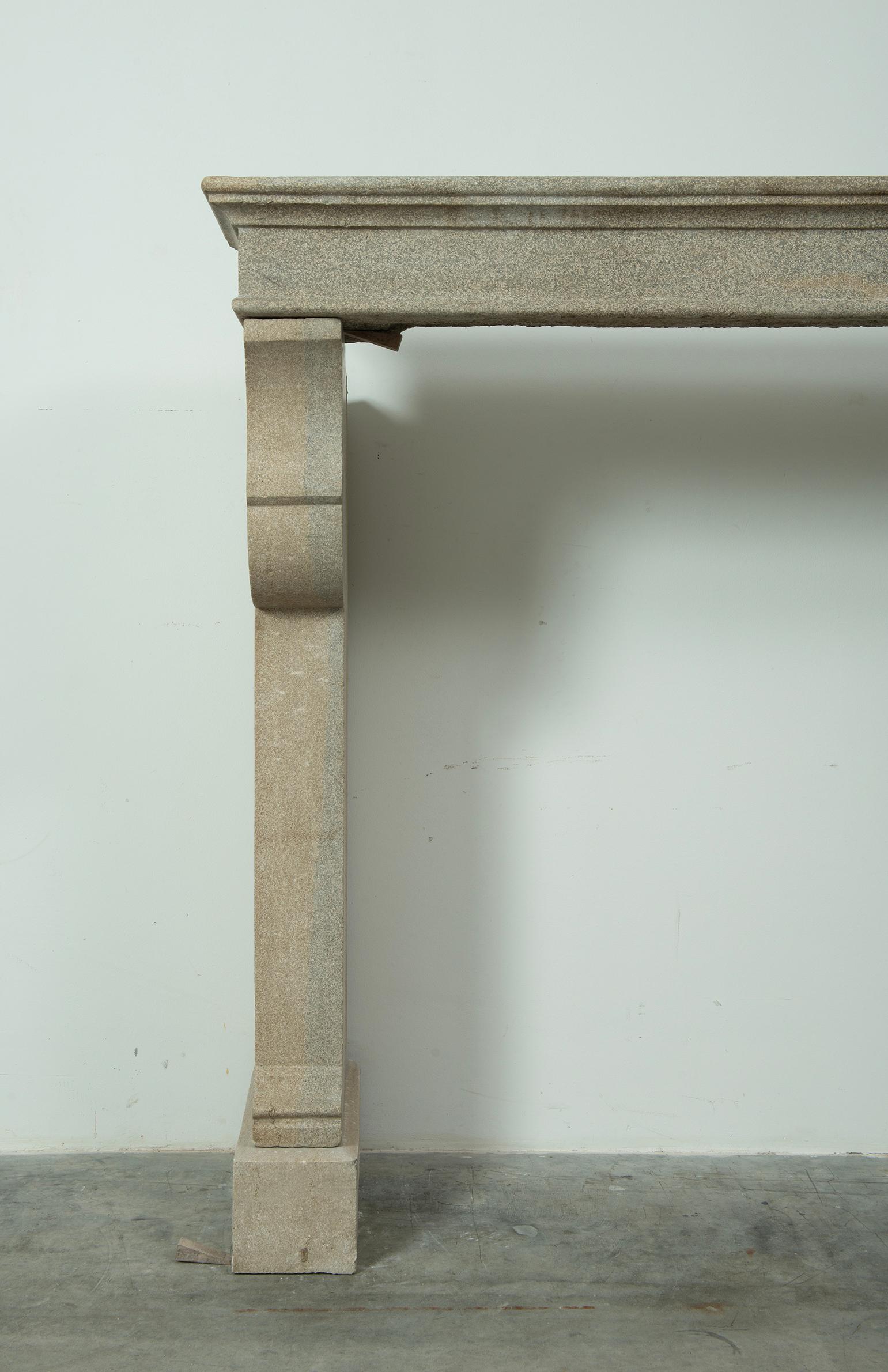Repisa de chimenea antigua de piedra caliza alta en venta 1