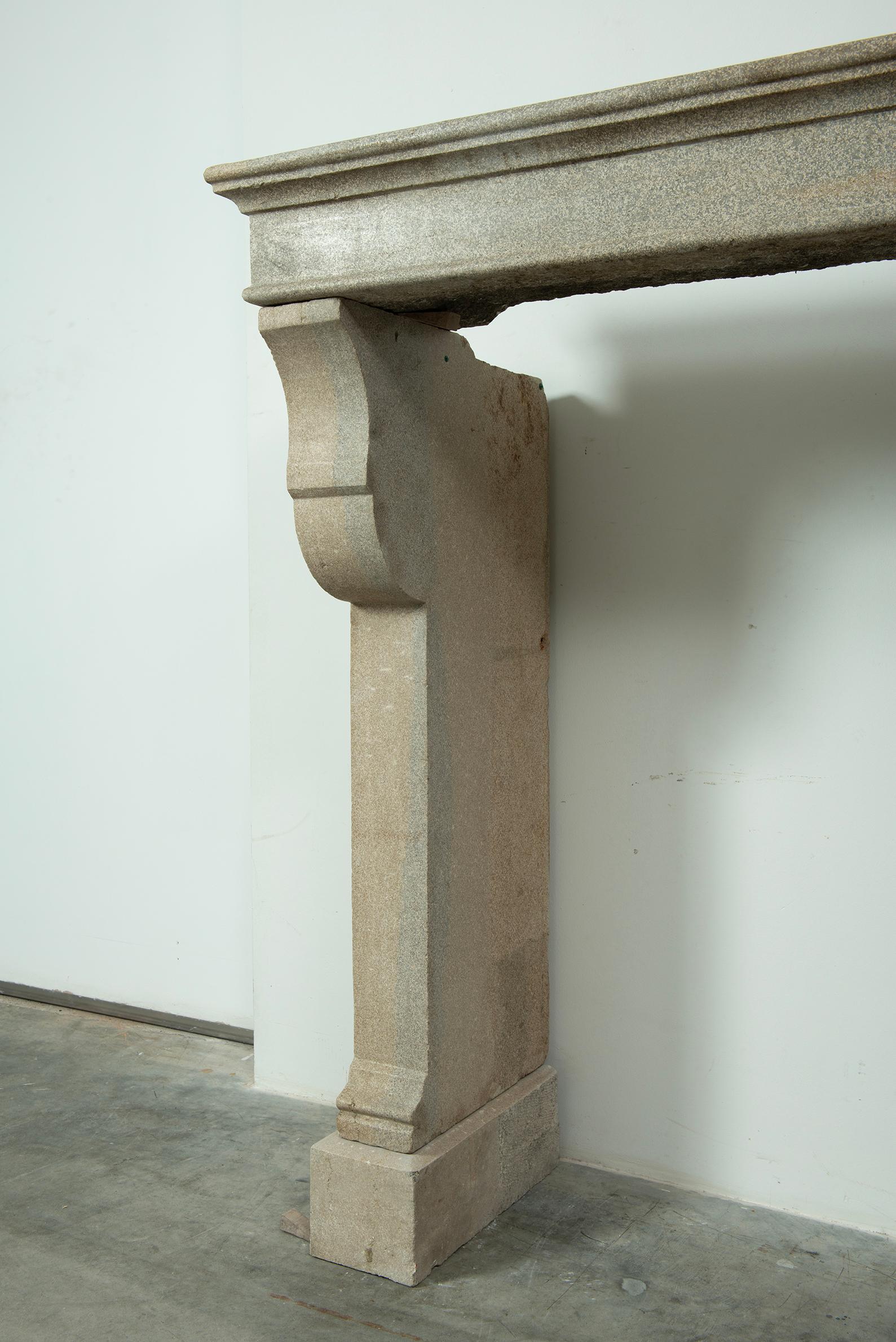 Repisa de chimenea antigua de piedra caliza alta en venta 2