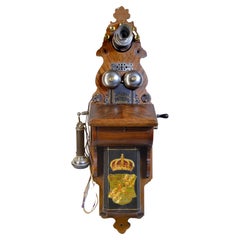 Antikes hohes Wand Telefon aus Nussbaumholzgehäuse L.M. Ericsson Kurbel Magneto Lange Stange