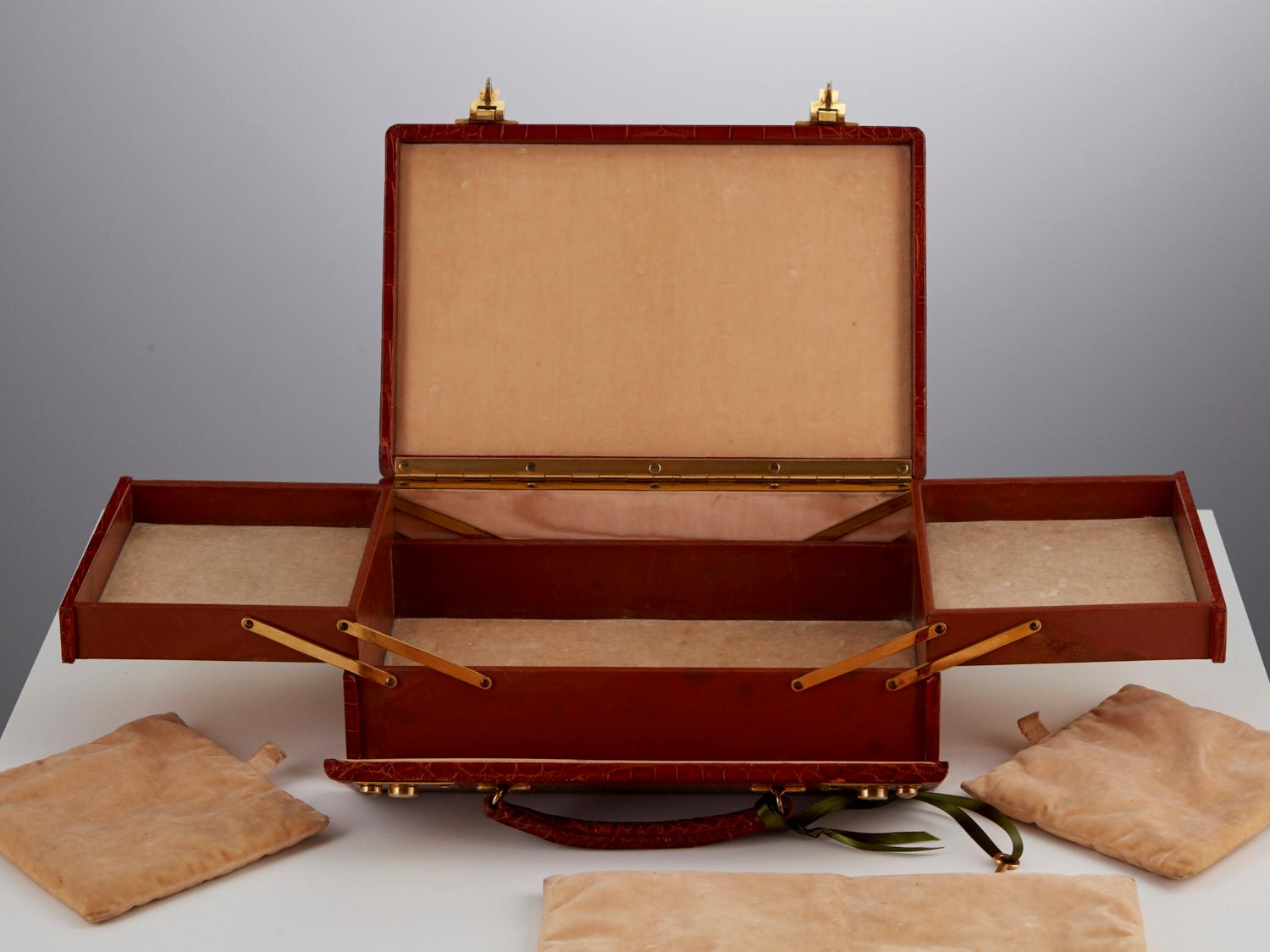 British Antique Tan Crocodile Jewellery Box with Lift Tray Opening London Circa 1918-20 For Sale