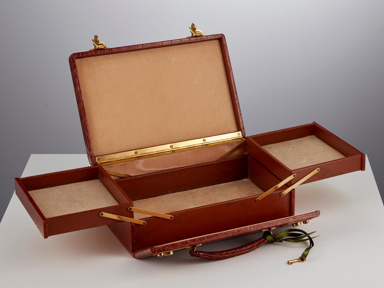 20th Century Antique Tan Crocodile Jewellery Box with Lift Tray Opening London Circa 1918-20 For Sale