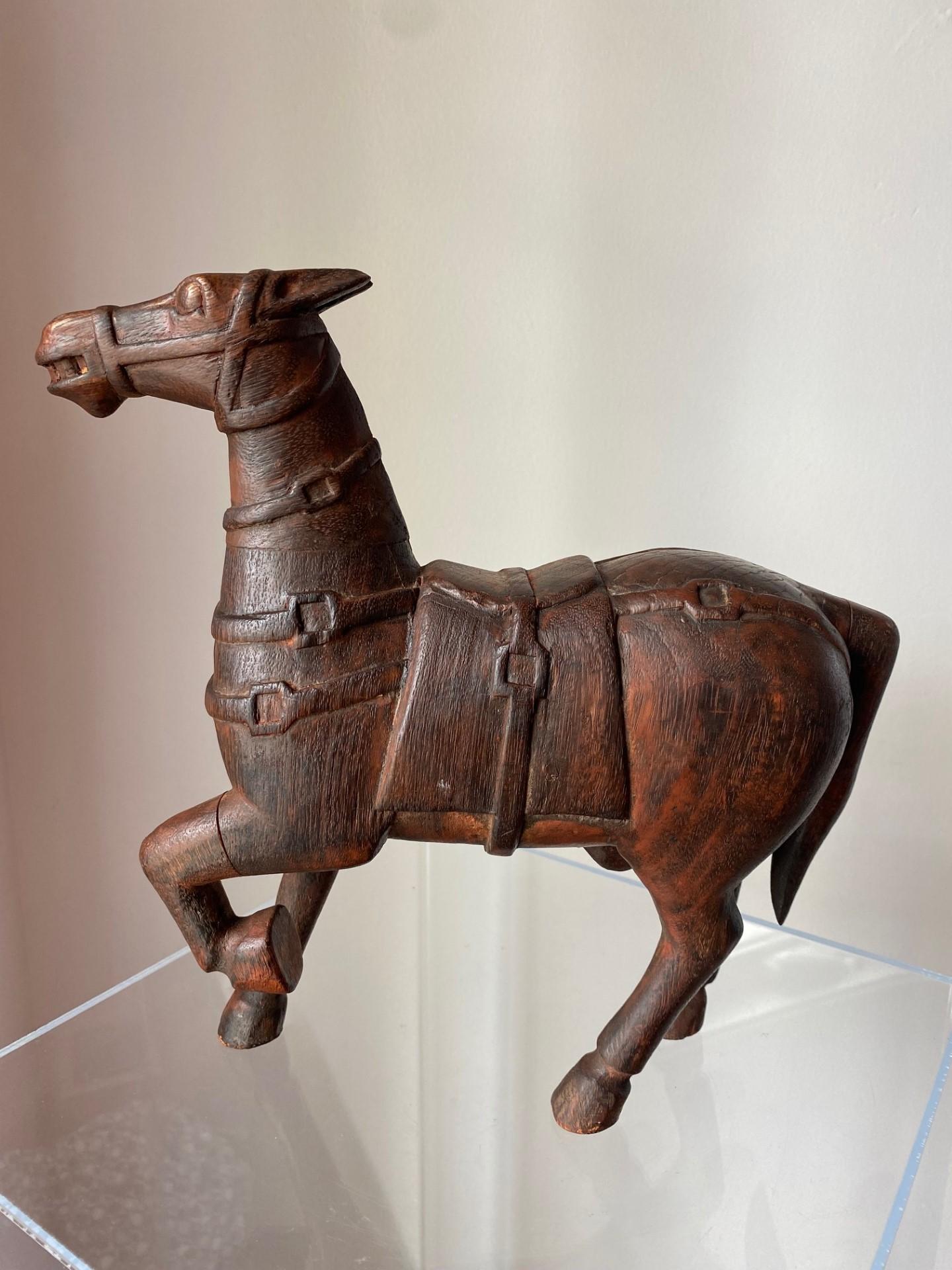 Antike Pferdeskulptur im Tang-Stil (Holz) im Angebot