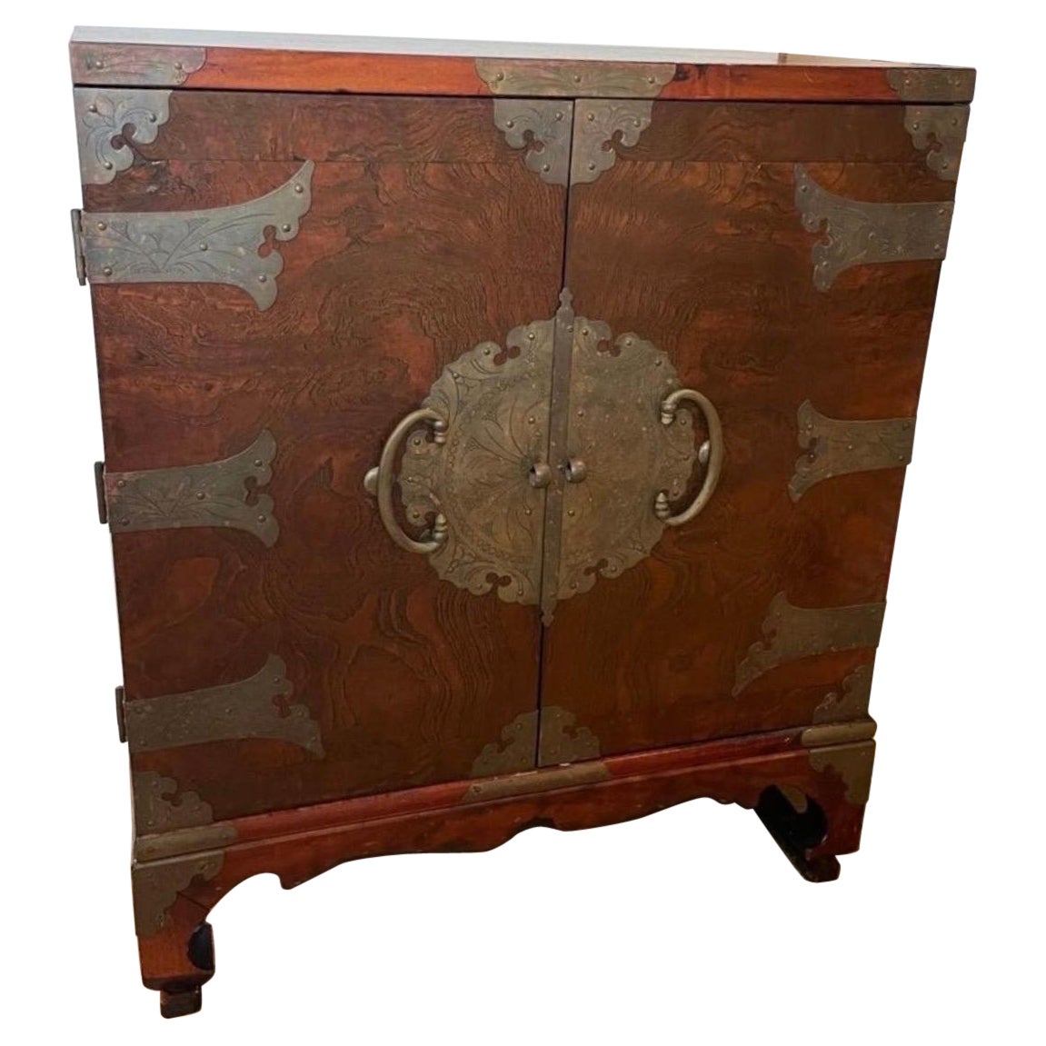 Meuble Tansu antique avec accents en laiton et serrure coulissante en vente