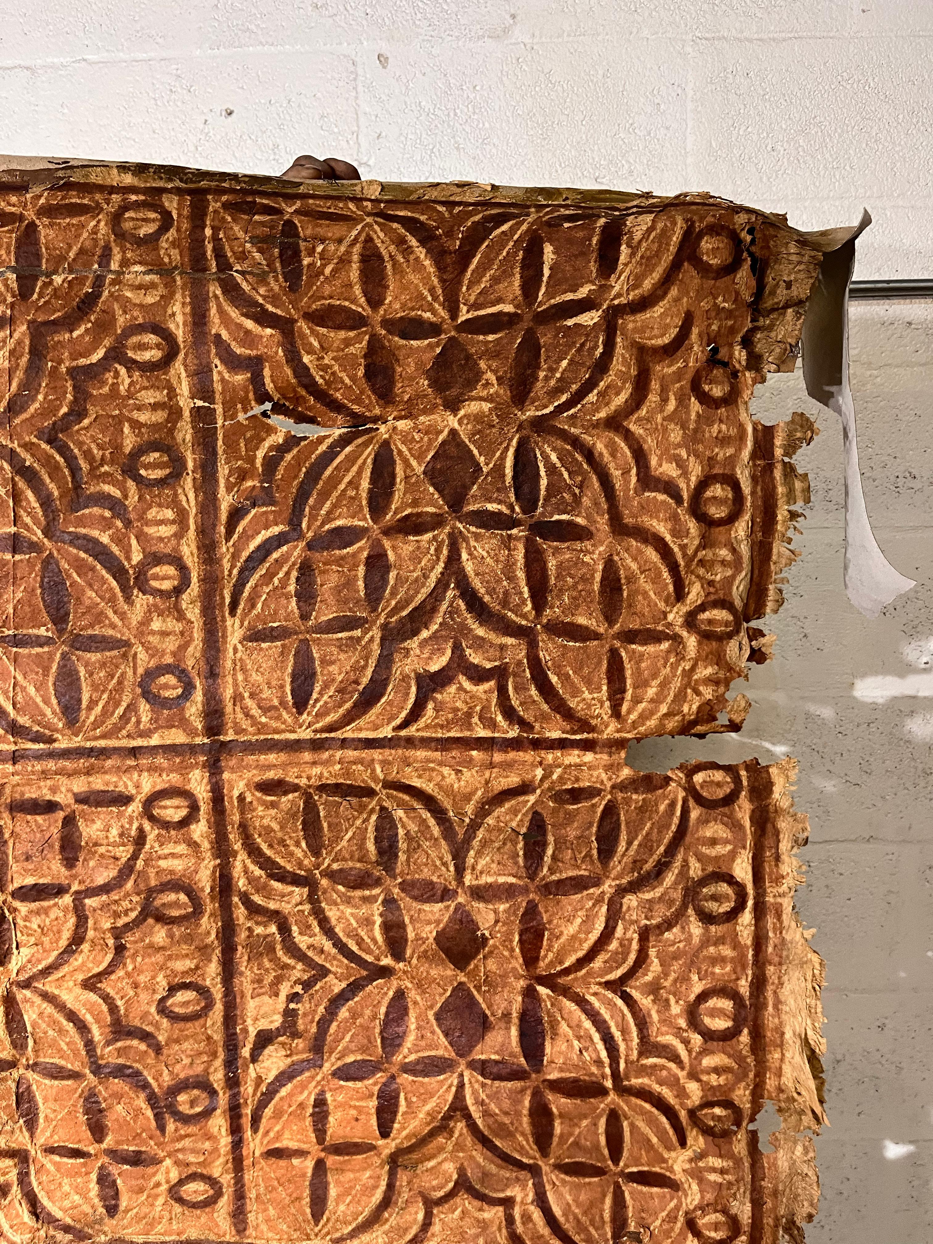 Artisanat Tapas antique sur naturel  tissu en fibres Brown motifs végétaux en vente