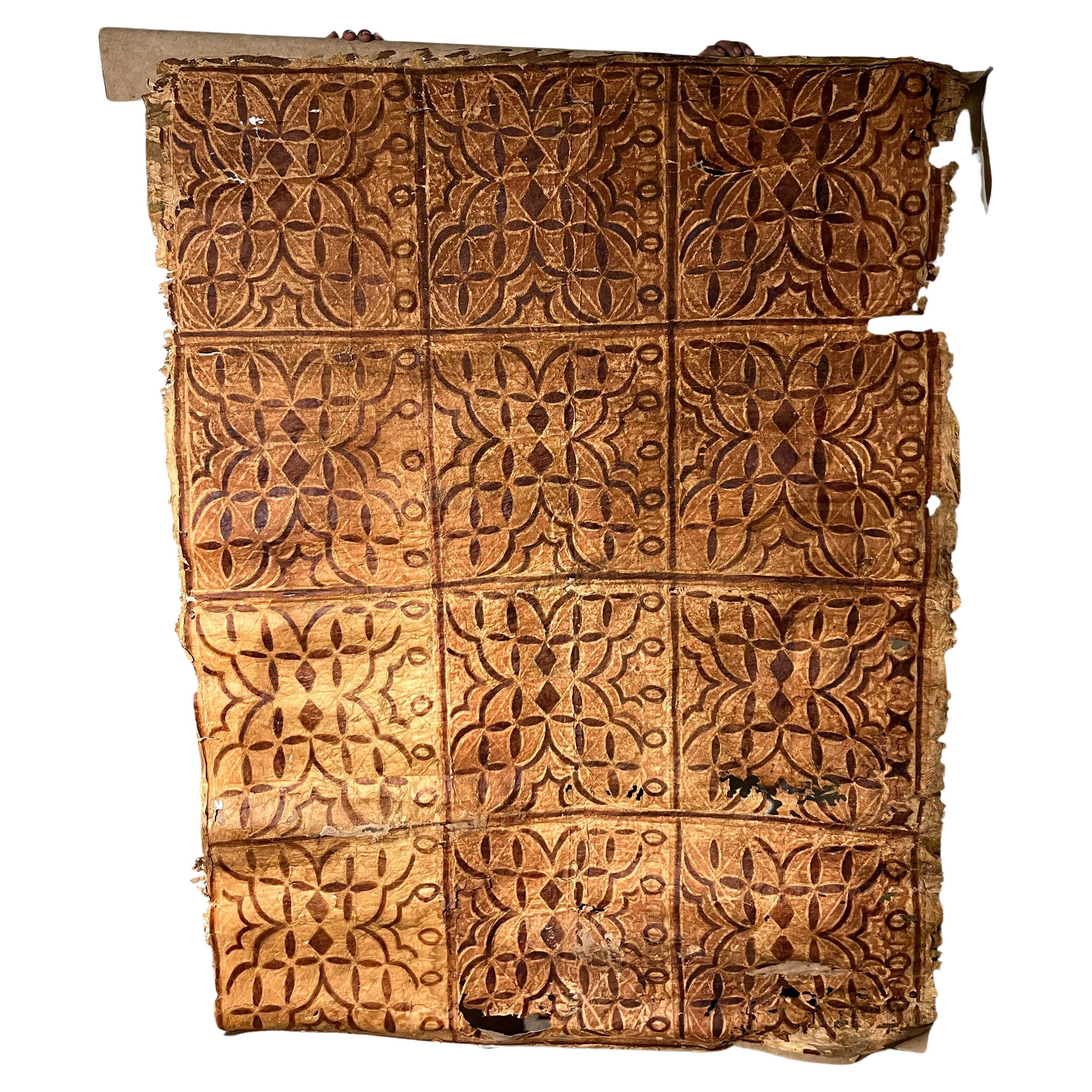 Tapas antique sur naturel  tissu en fibres Brown motifs végétaux en vente