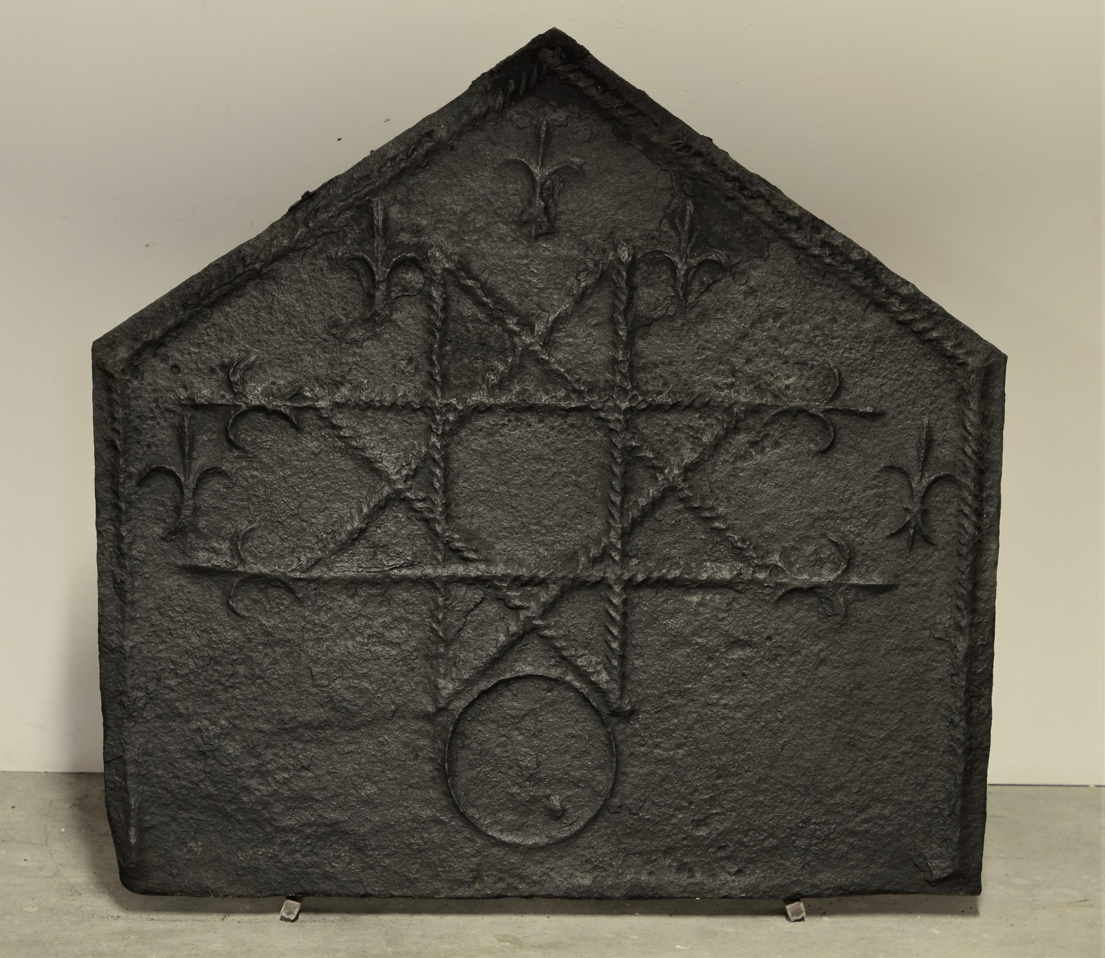 Very nice, great looking French antique fireback.

This cast iron fireback with its tapered shape, Fleur de Lis and star and cirkel decoration is a beautiful piece that combines the finesse of the twisted rope decorations and the powerful gothic