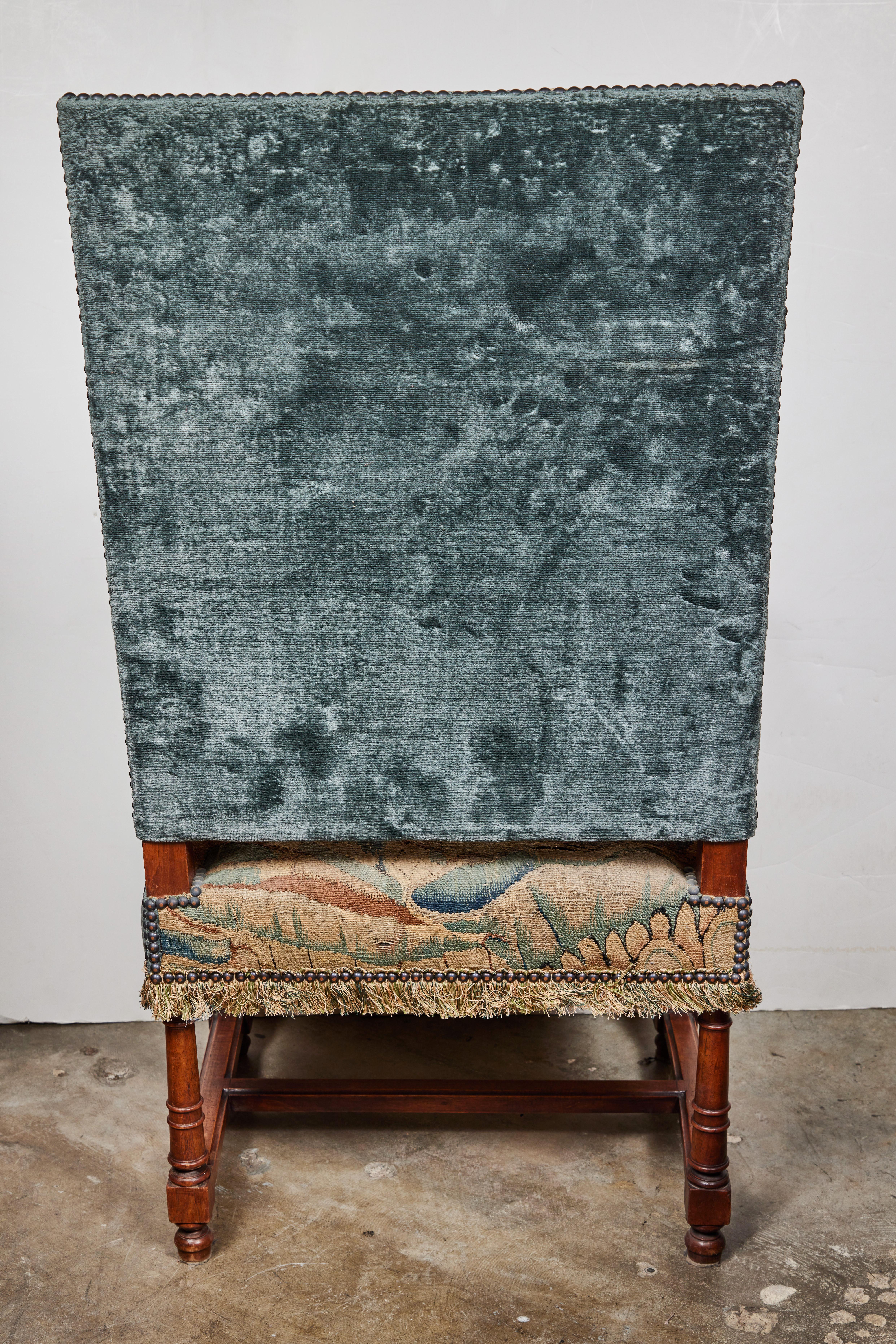 Antike, mit Wandteppich bezogene französische Sessel im Angebot 2