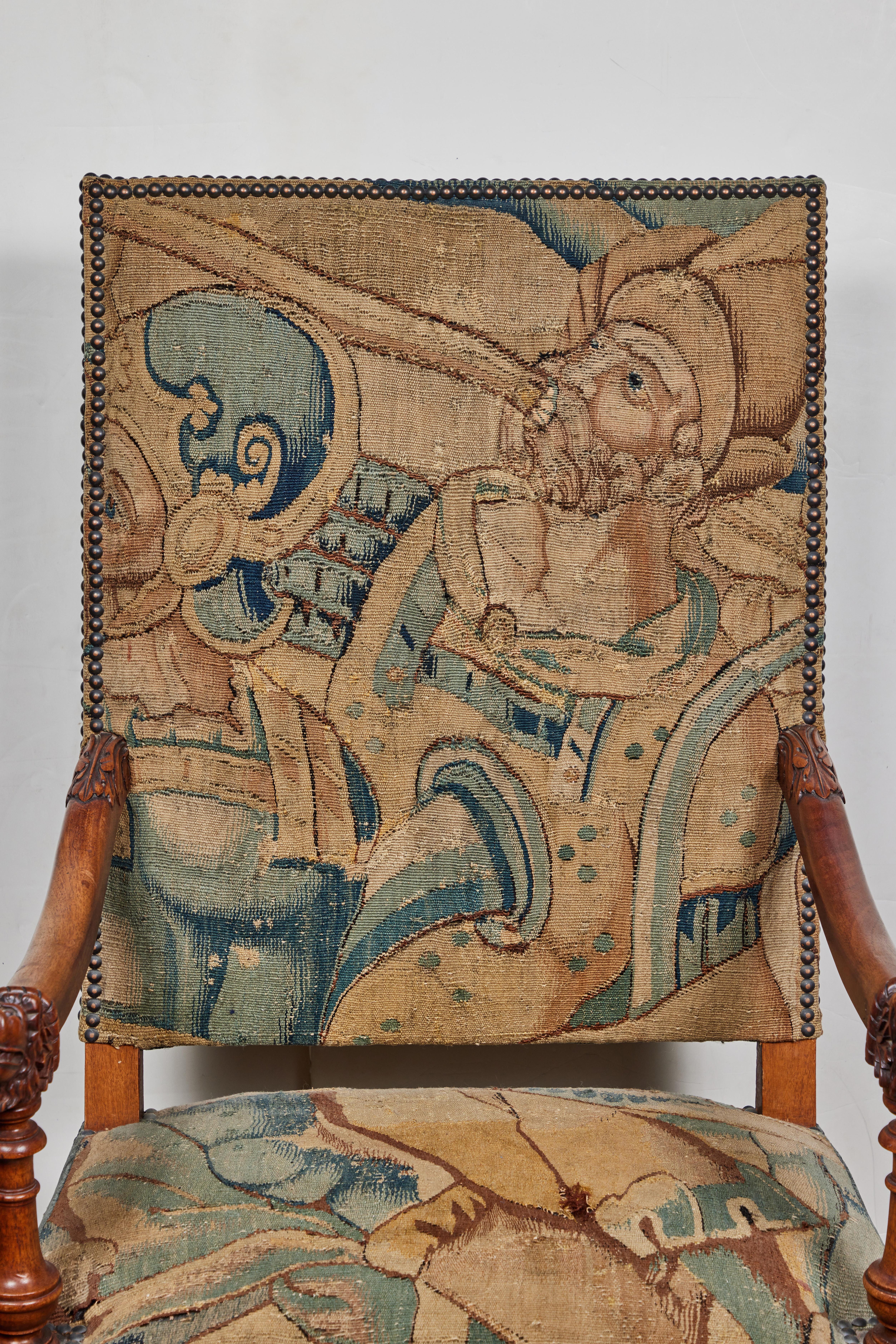 Antike, mit Wandteppich bezogene französische Sessel im Angebot 3
