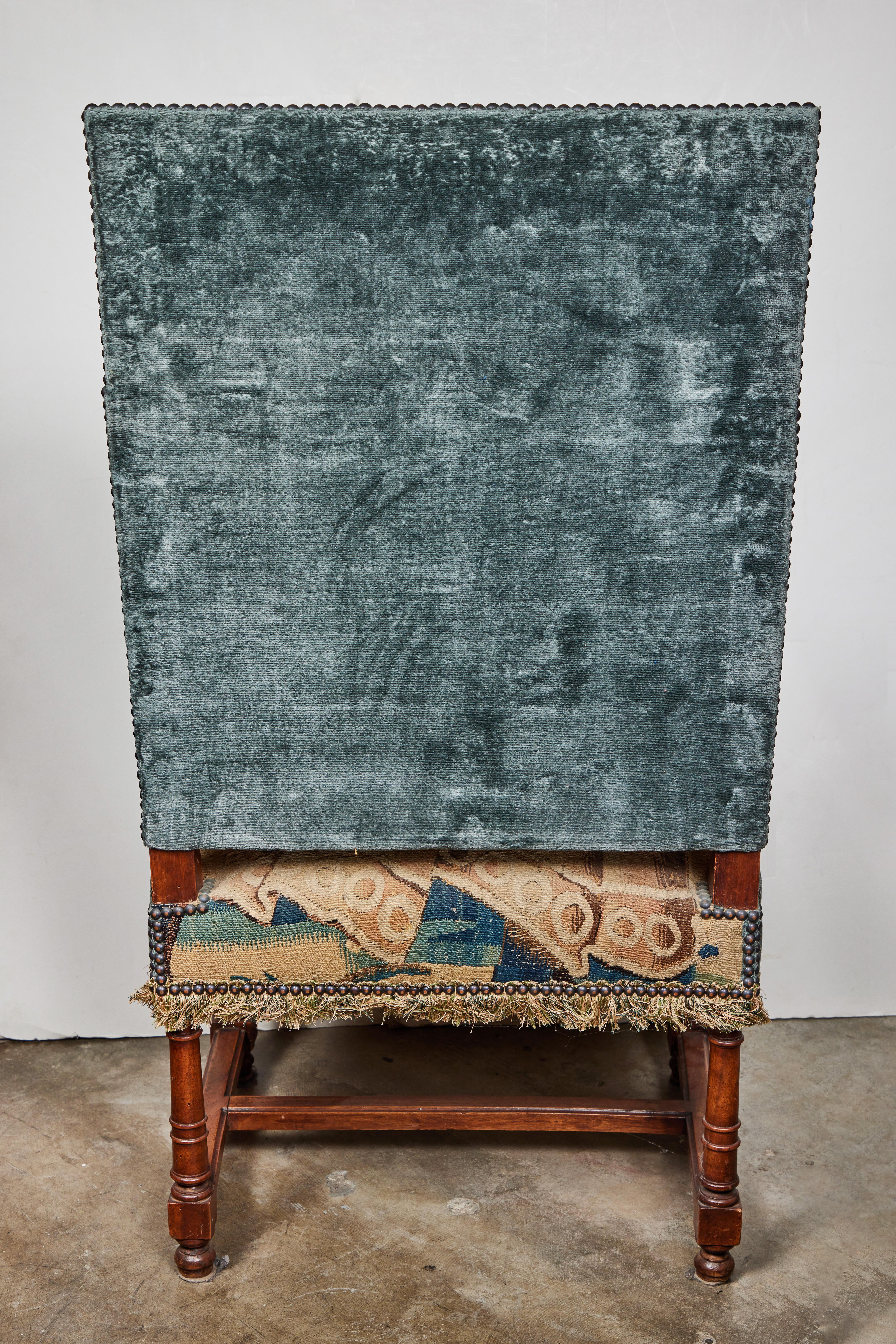 Antike, mit Wandteppich bezogene französische Sessel (Französisch) im Angebot