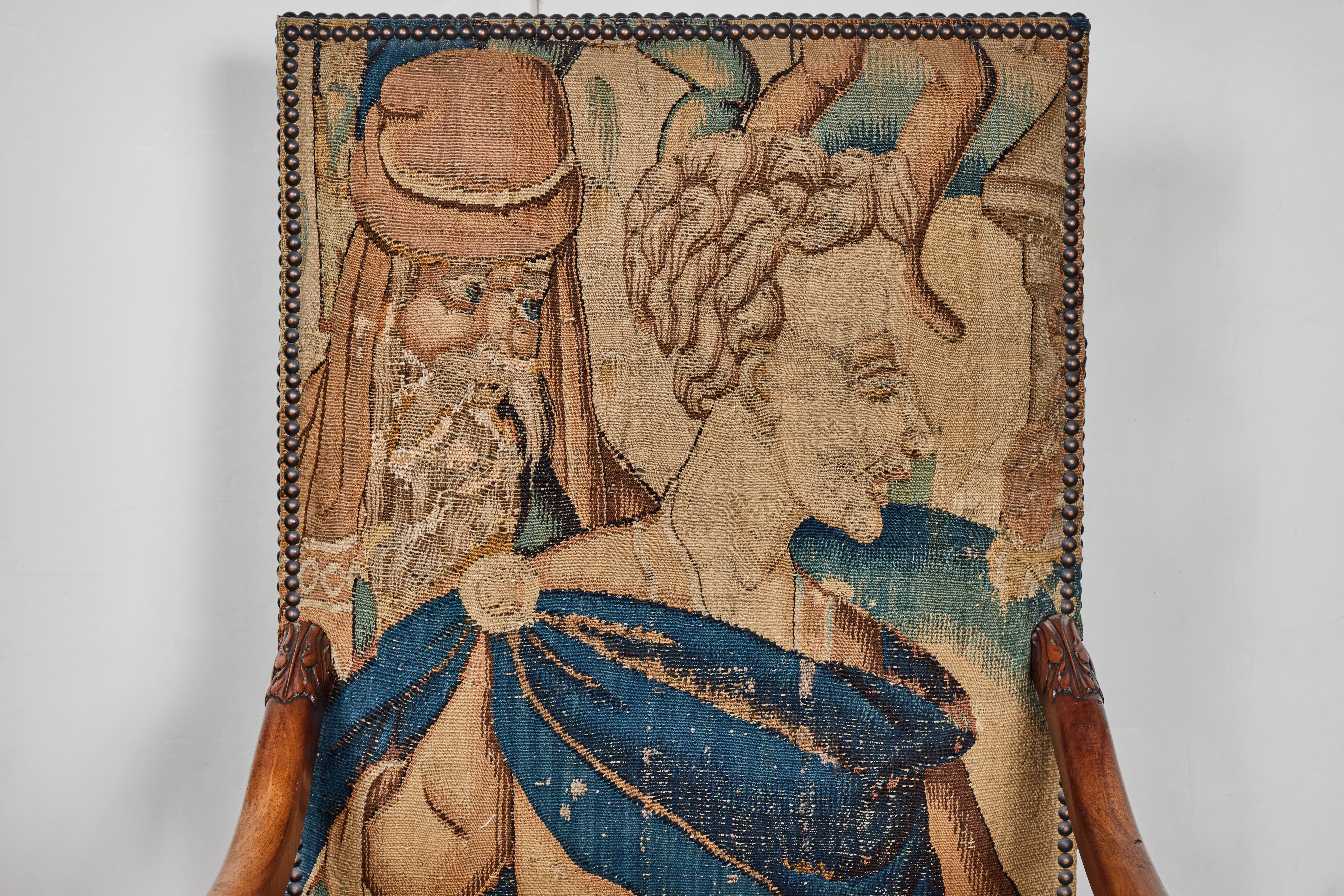 Antike, mit Wandteppich bezogene französische Sessel (Handgeschnitzt) im Angebot