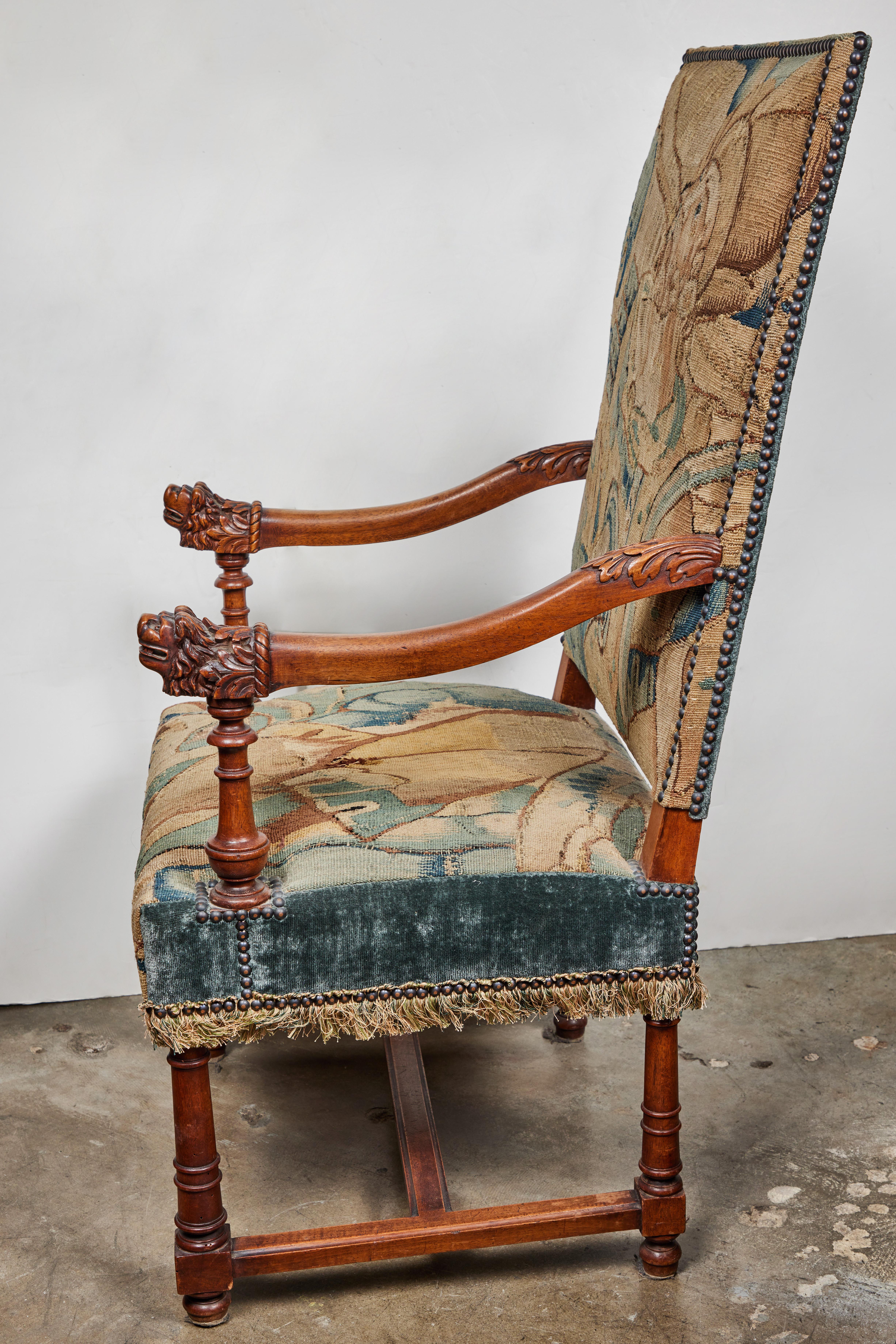 Antike, mit Wandteppich bezogene französische Sessel im Angebot 1