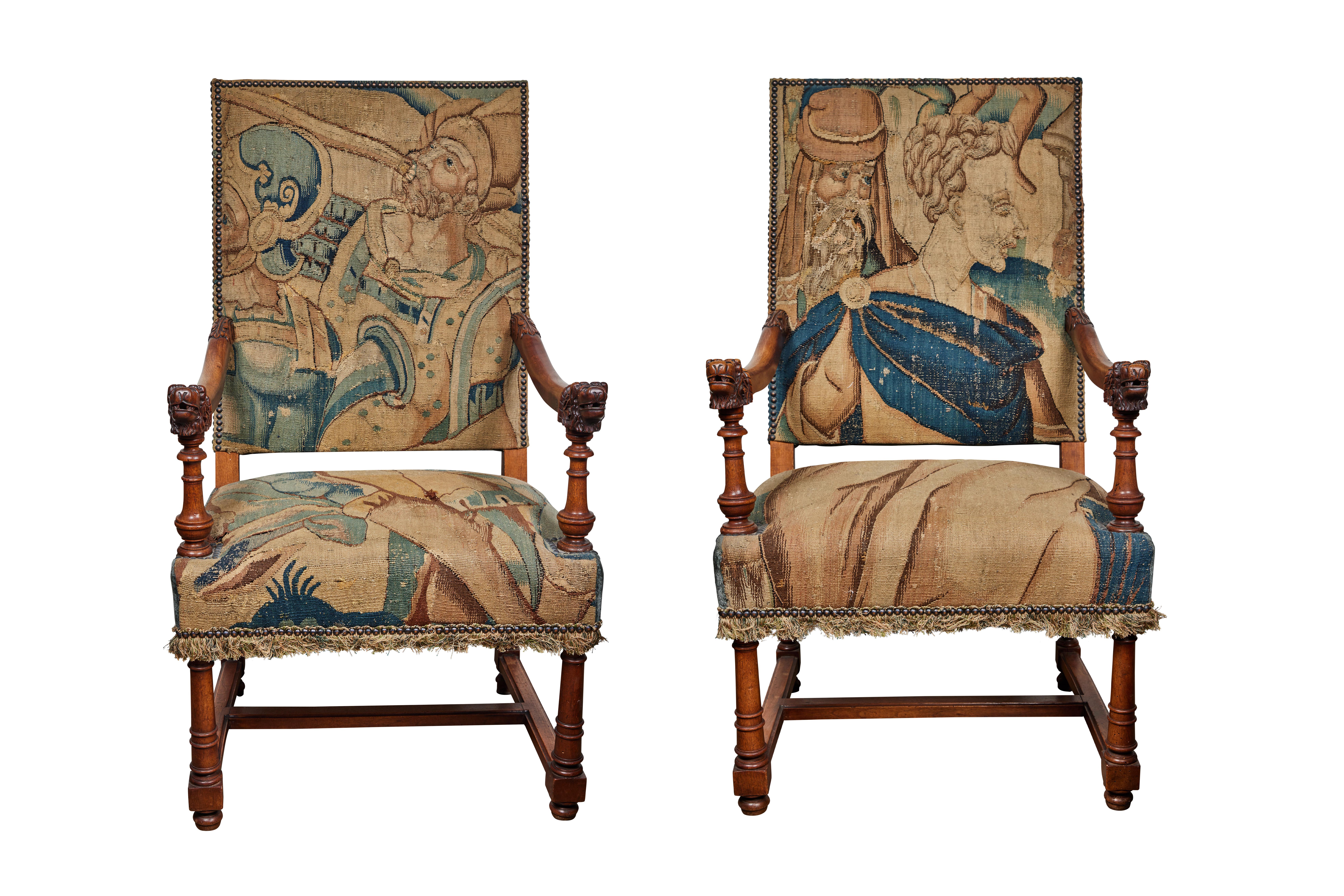 Antike, mit Wandteppich bezogene französische Sessel
