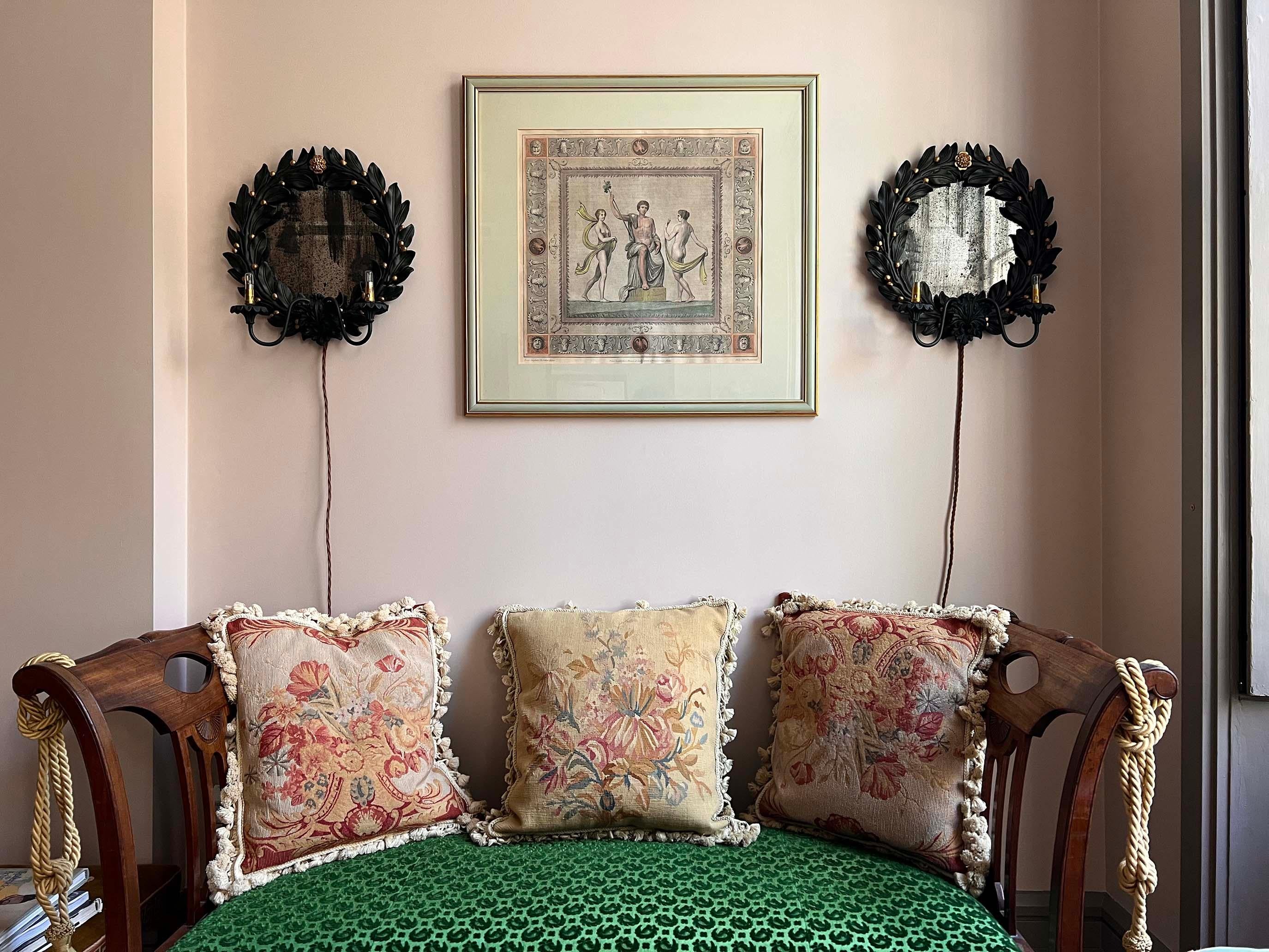 Coussin décoratif en tapisserie au motif floral, avec un support en coton moderne et une frange à pompons.
Anglais ou français, fin 19e - début 20e siècle.

Dimensions
18,5 in x 20 in / 47 cm x 51 cm.
