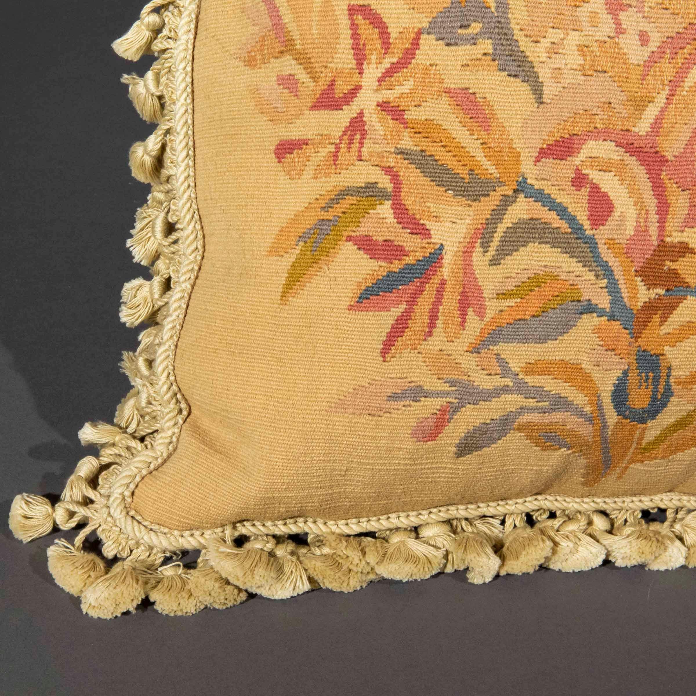 Laine Coussin ancien en tapisserie du 19ème siècle à motifs floraux en vente