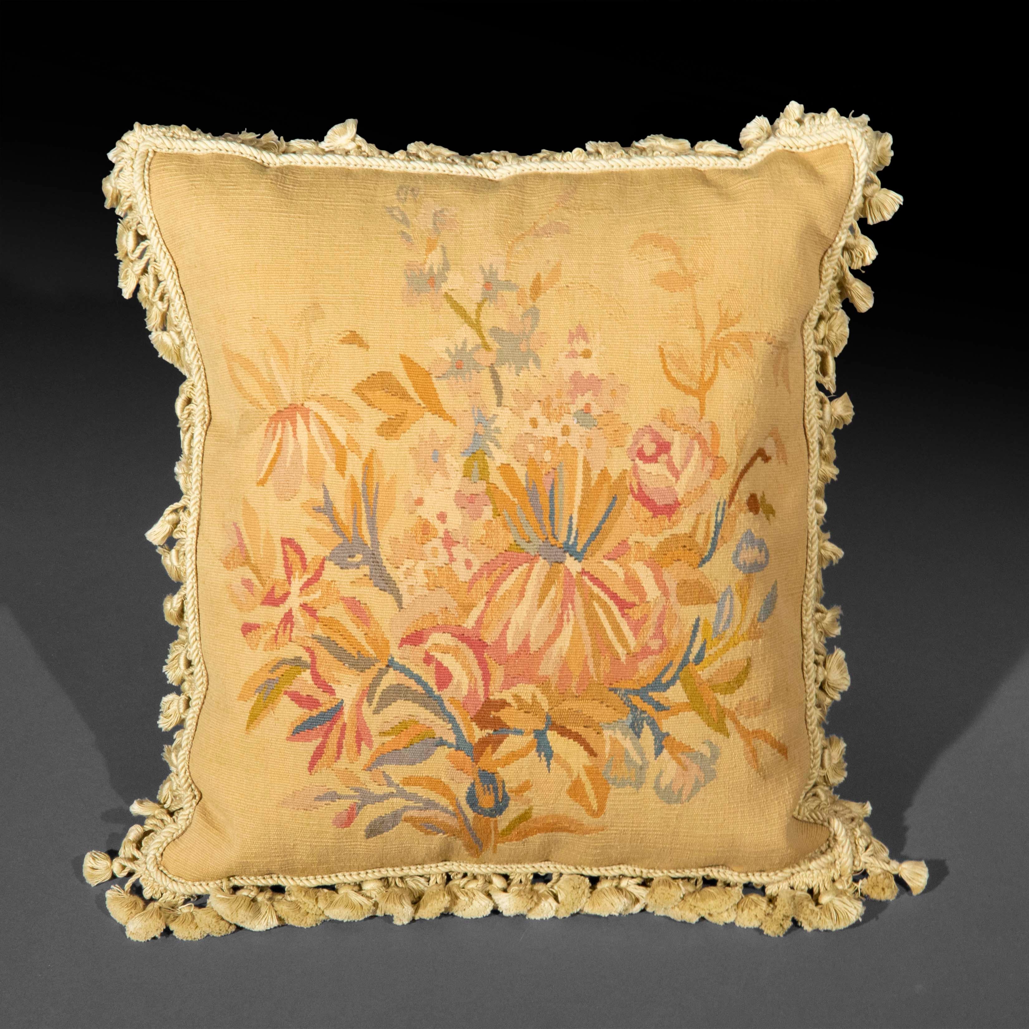 Victorien Coussin ancien en tapisserie du 19ème siècle à motifs floraux en vente