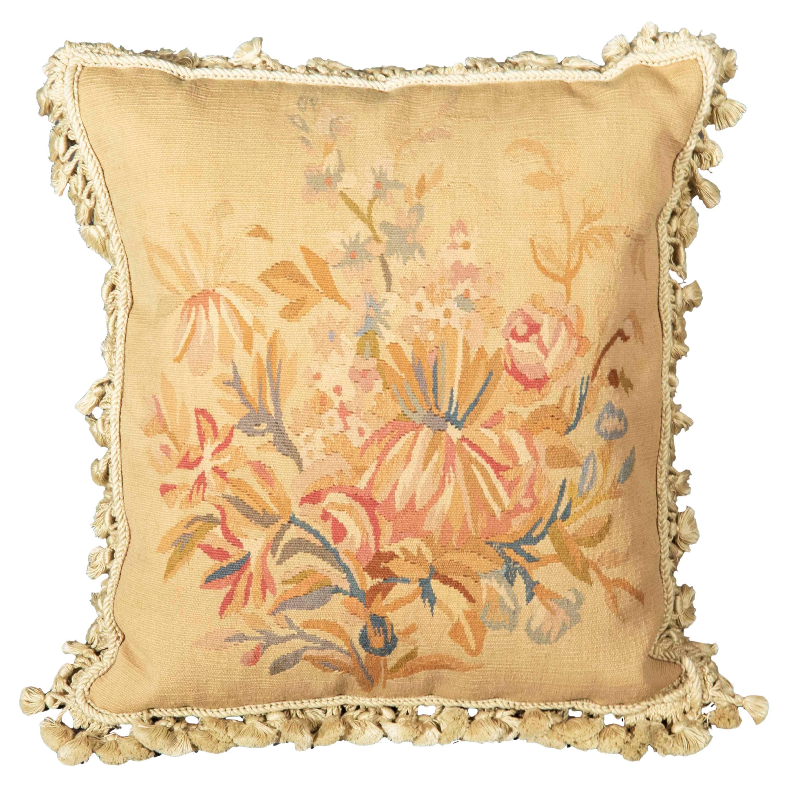 Coussin ancien en tapisserie du 19ème siècle à motifs floraux