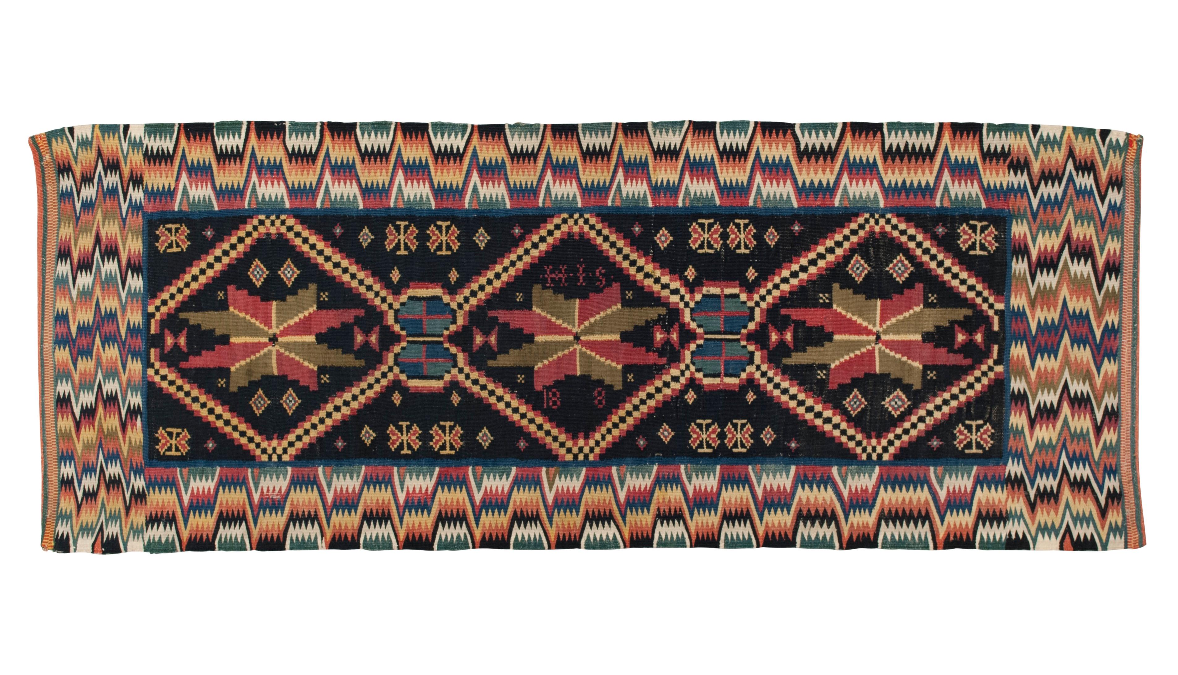 Funda de cojín antigua tejida en tapiz (rölakan), Suecia

Este rölakan de nueve colores, finamente tejido, muestra una composición detallada pero equilibrada de tres grandes estrellas de ocho puntas enmarcadas en recintos de diamantes escalonados,