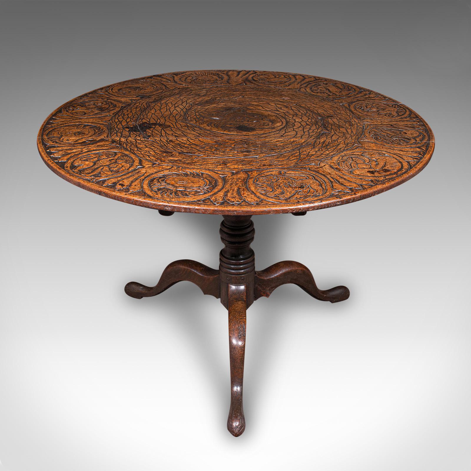 Il s'agit d'une fascinante table de tarot ancienne. Table centrale anglaise en chêne, richement sculptée d'un décor de Zodiac, datant de la période victorienne, vers 1870. Pièce remarquable de l'artisanat du XIXe siècle, elle présente un superbe