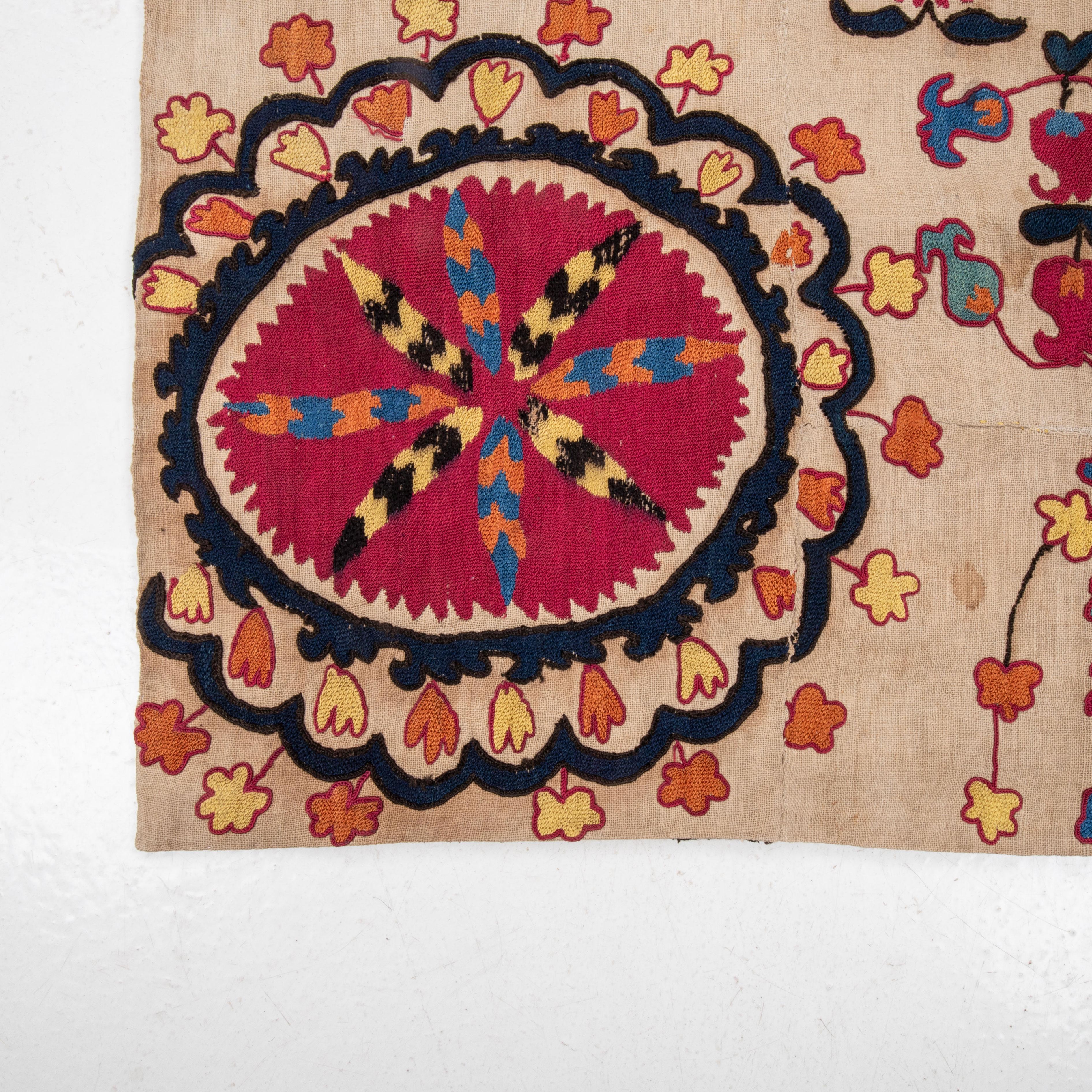 Uzbeko Antico frammento di Suzani di Tashkent, Uzbekistan, XIX sec. in vendita