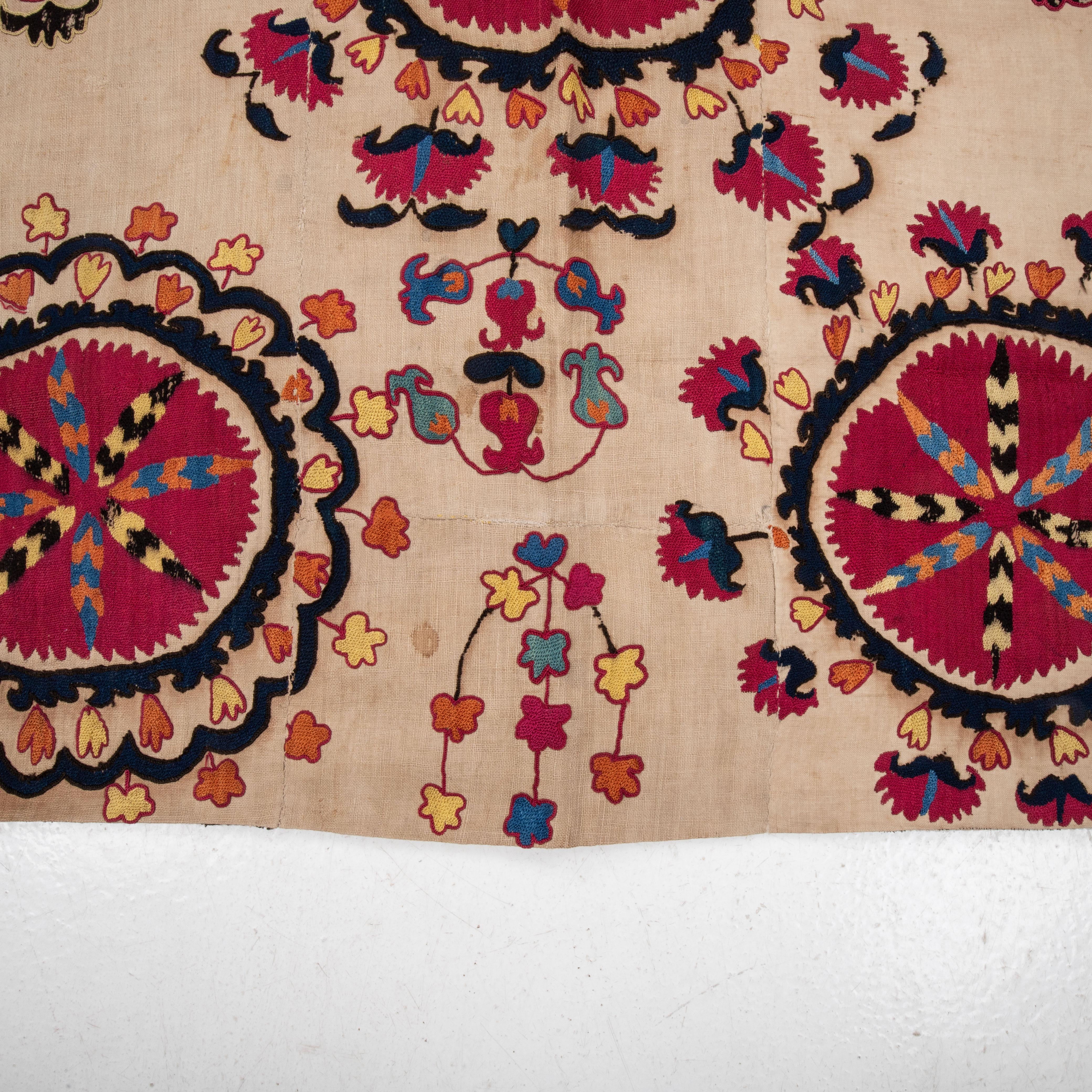 Ricamato Antico frammento di Suzani di Tashkent, Uzbekistan, XIX sec. in vendita