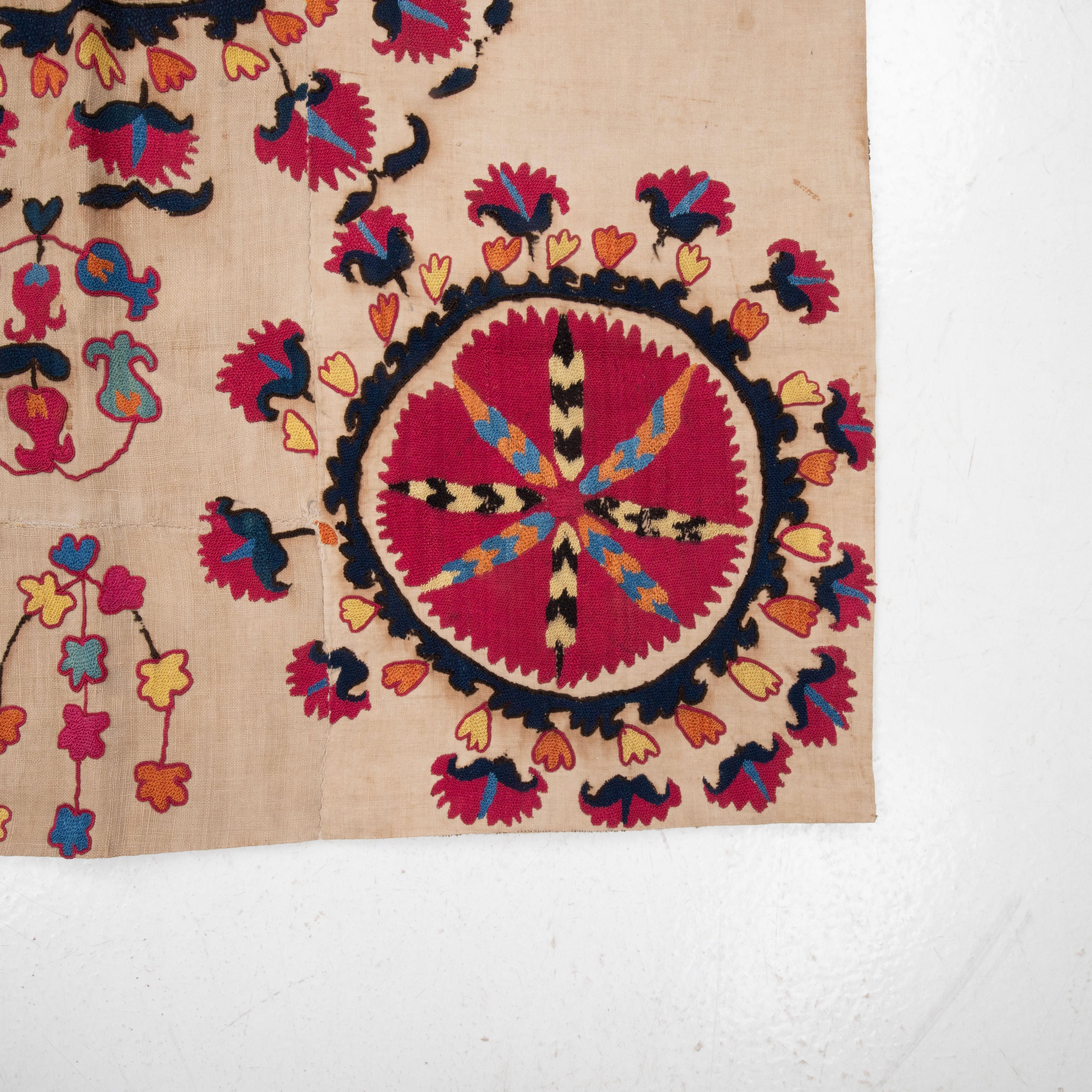 Antico frammento di Suzani di Tashkent, Uzbekistan, XIX sec. In condizioni discrete in vendita a Istanbul, TR