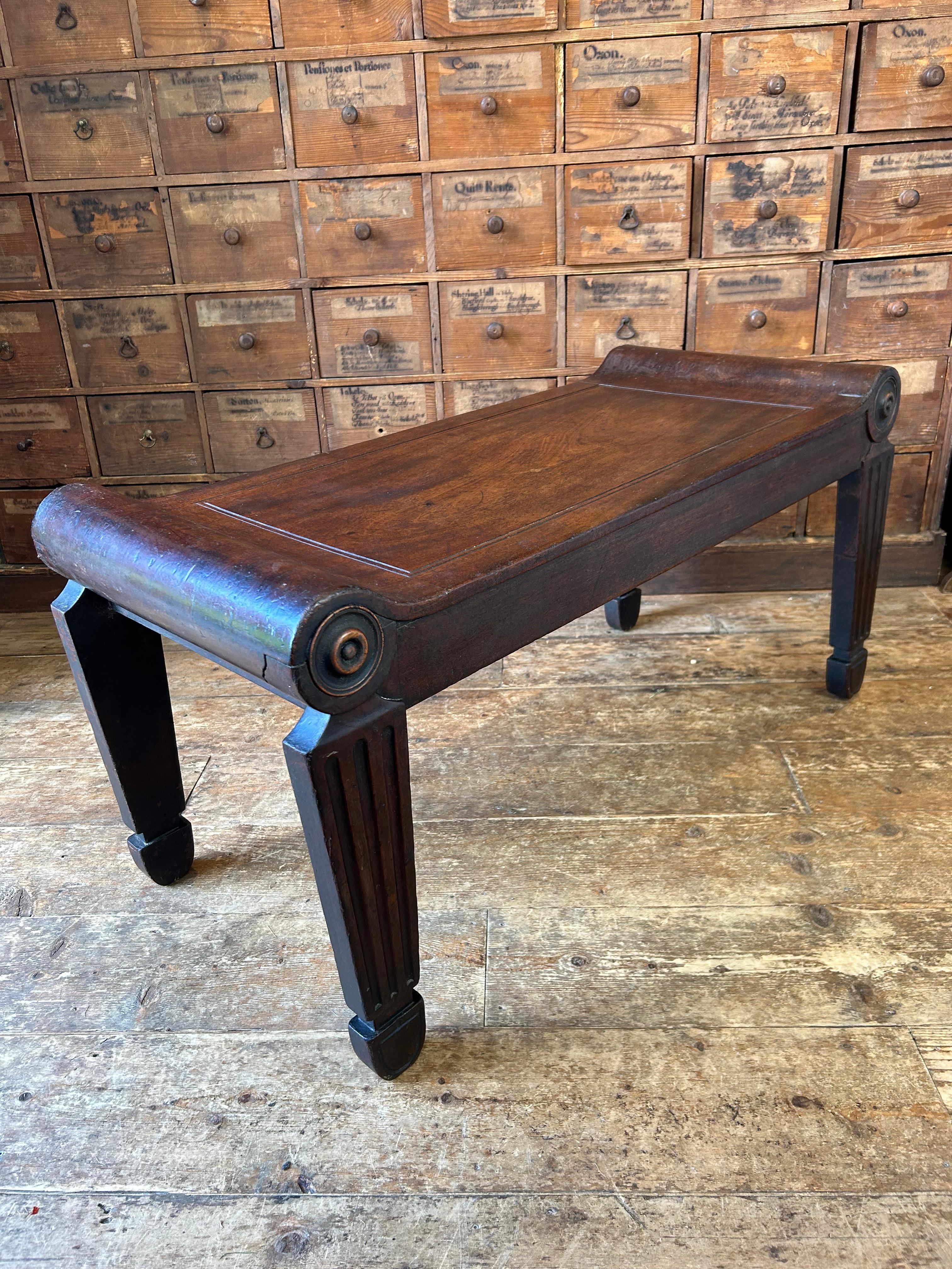 Rare et exceptionnelle banquette d'entrée en acajou de style Régence anglaise, dans le style de Tatham & Marsh. Ce banc est un bel exemple de mobilier anglais de cette période, avec ses lignes classiques influencées par l'architecture romaine et son