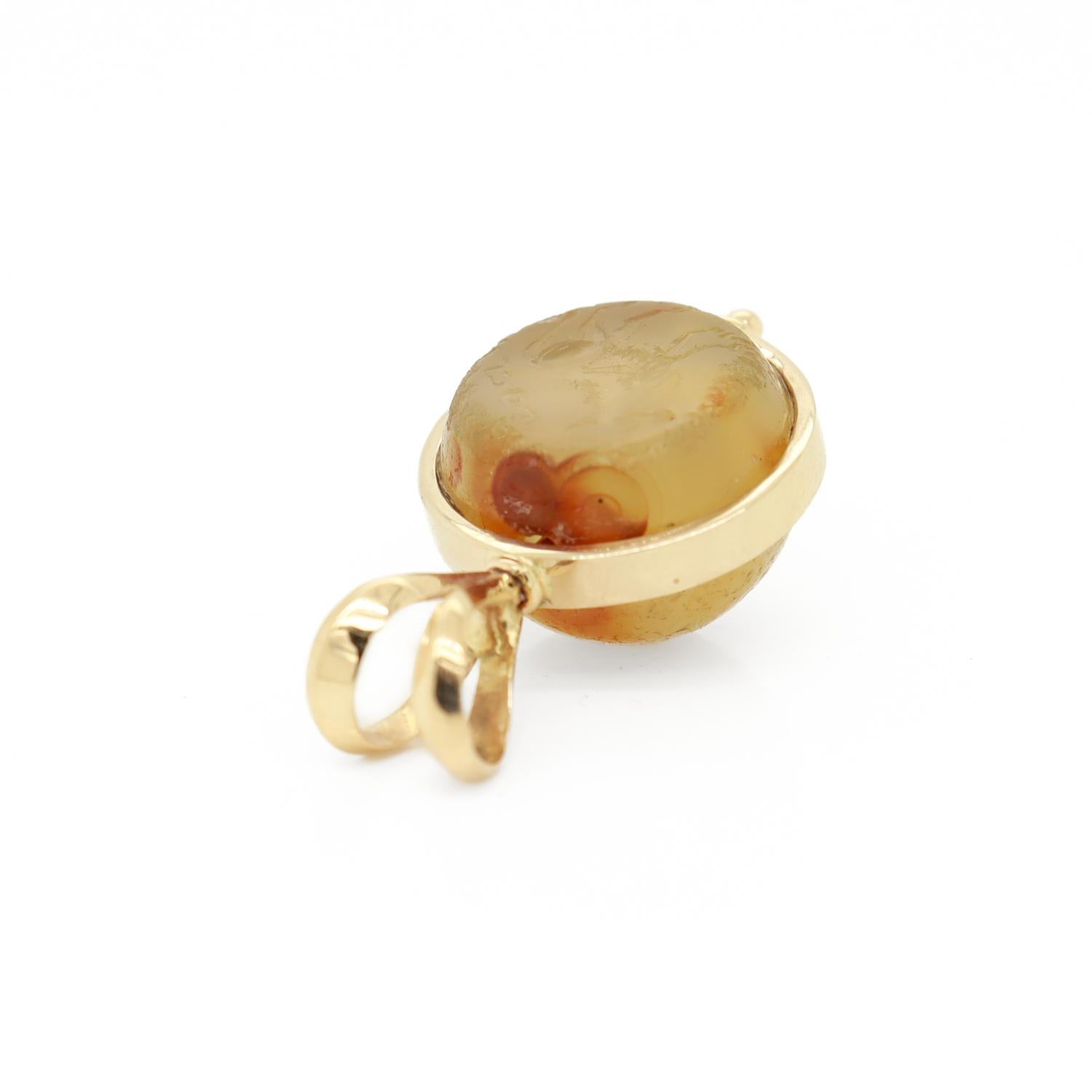 Antico ciondolo d'agata intagliata dello Zodiaco Taurus montato su un ciondolo d'oro 14K in vendita 9