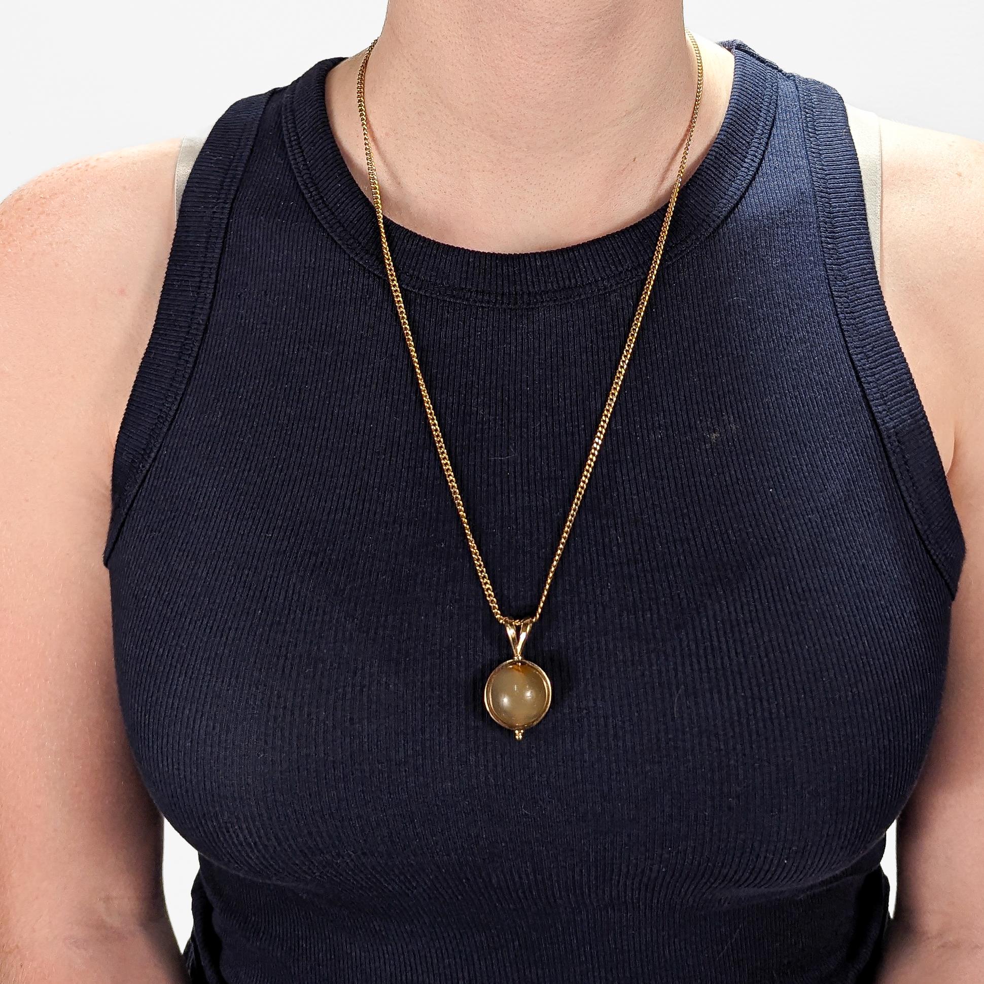 Un raffinato ciondolo calcografico in antiquariato per una collana.

Con un'antica (e forse antichissima) perlina di agata o calcedonio intagliata.

Montato in una montatura contemporanea in oro giallo 14 carati e con una coda fissa per essere