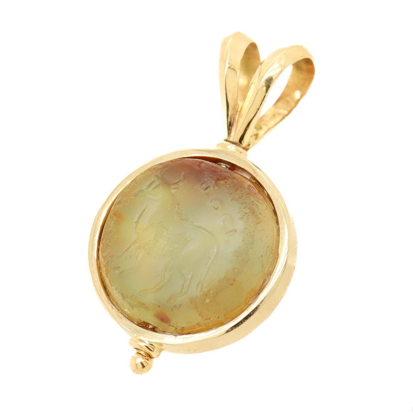 Antico ciondolo d'agata intagliata dello Zodiaco Taurus montato su un ciondolo d'oro 14K In condizioni discrete in vendita a Philadelphia, PA