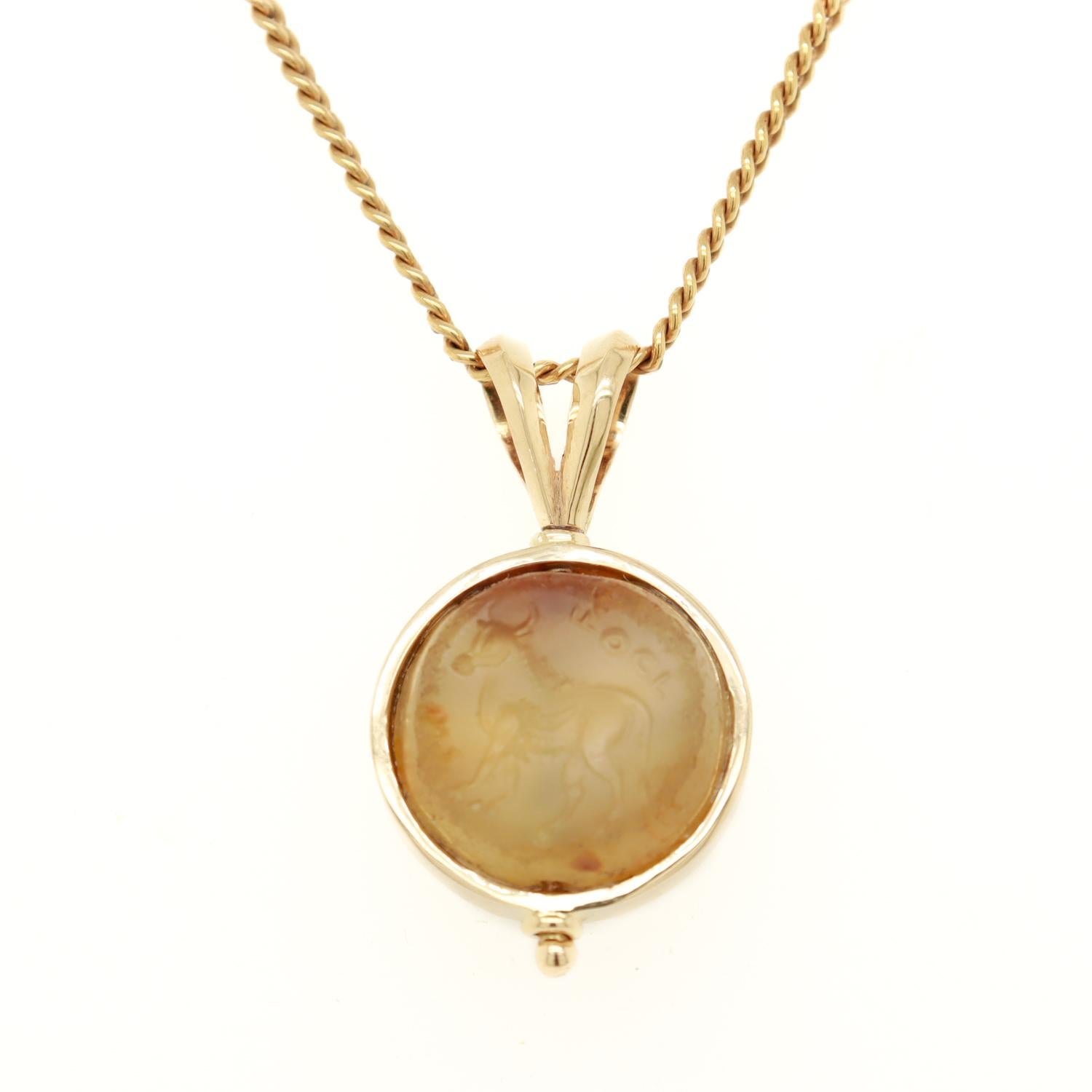 Antico ciondolo d'agata intagliata dello Zodiaco Taurus montato su un ciondolo d'oro 14K in vendita 1