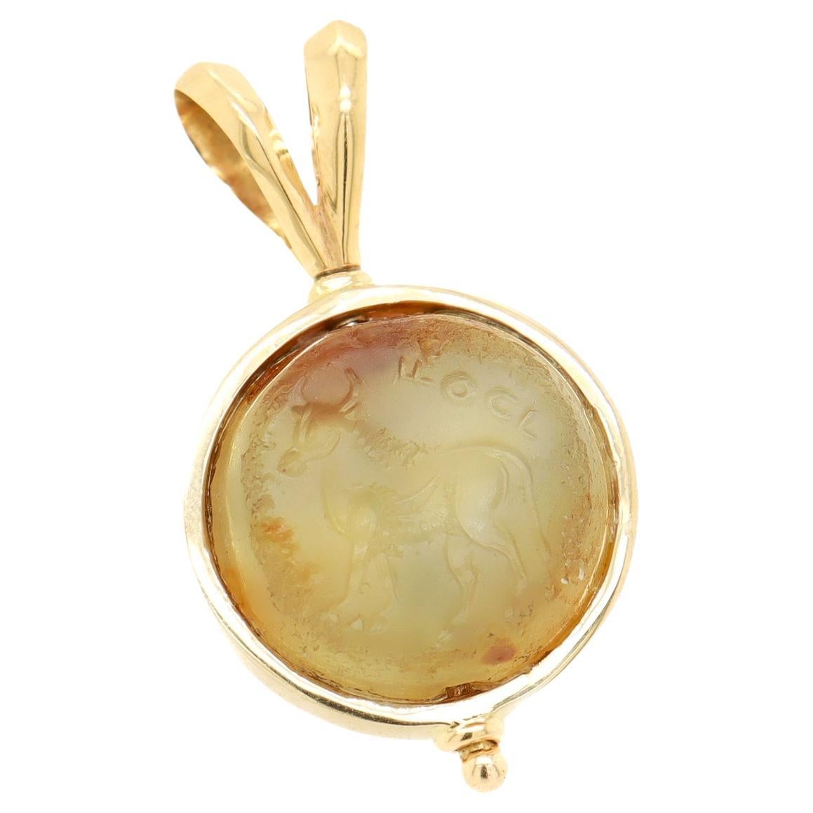 Antico ciondolo d'agata intagliata dello Zodiaco Taurus montato su un ciondolo d'oro 14K in vendita