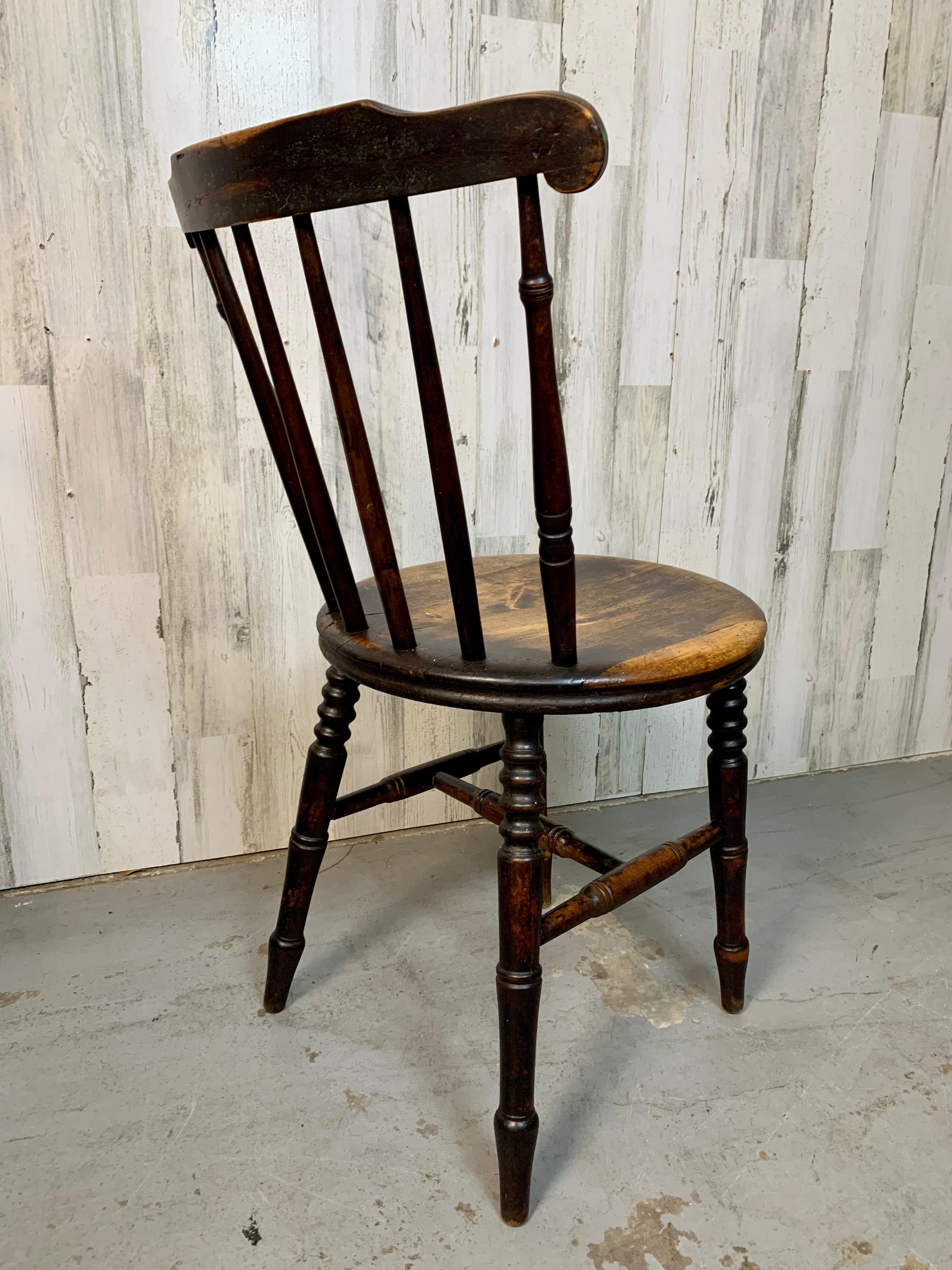 Table de taverne et quatre chaises Windsor Penny en vente 2