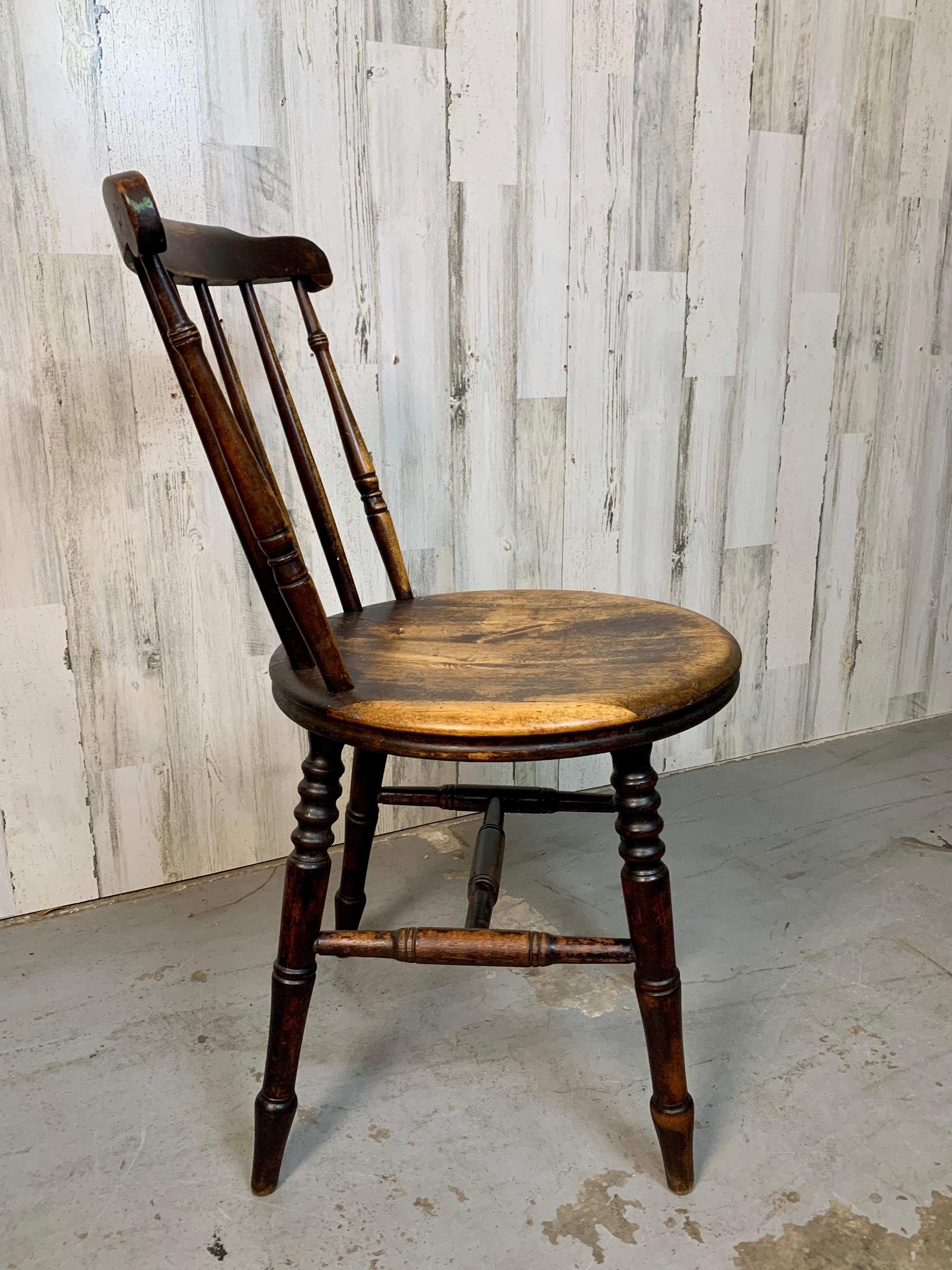 Table de taverne et quatre chaises Windsor Penny en vente 3