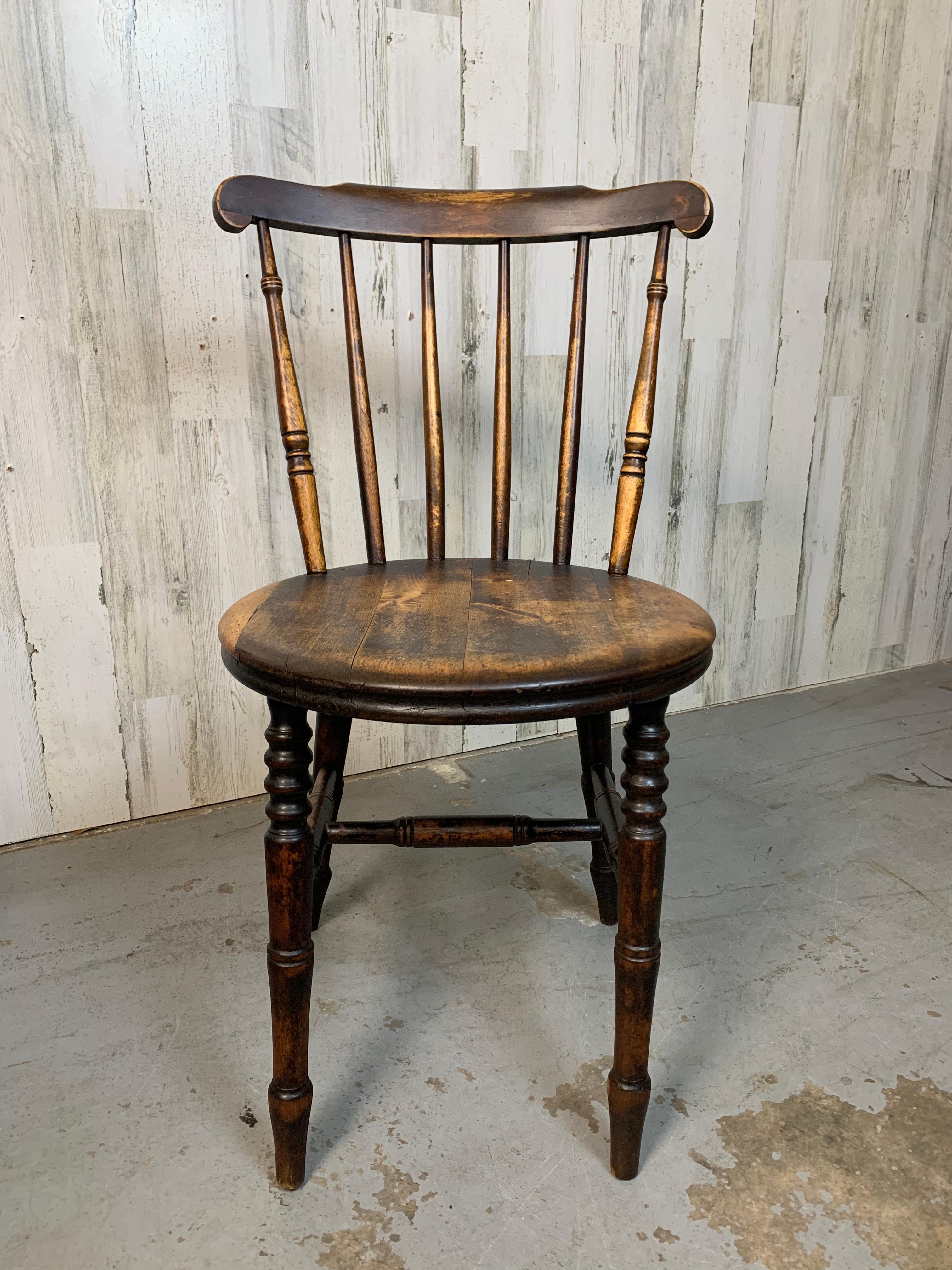 Table de taverne et quatre chaises Windsor Penny en vente 5