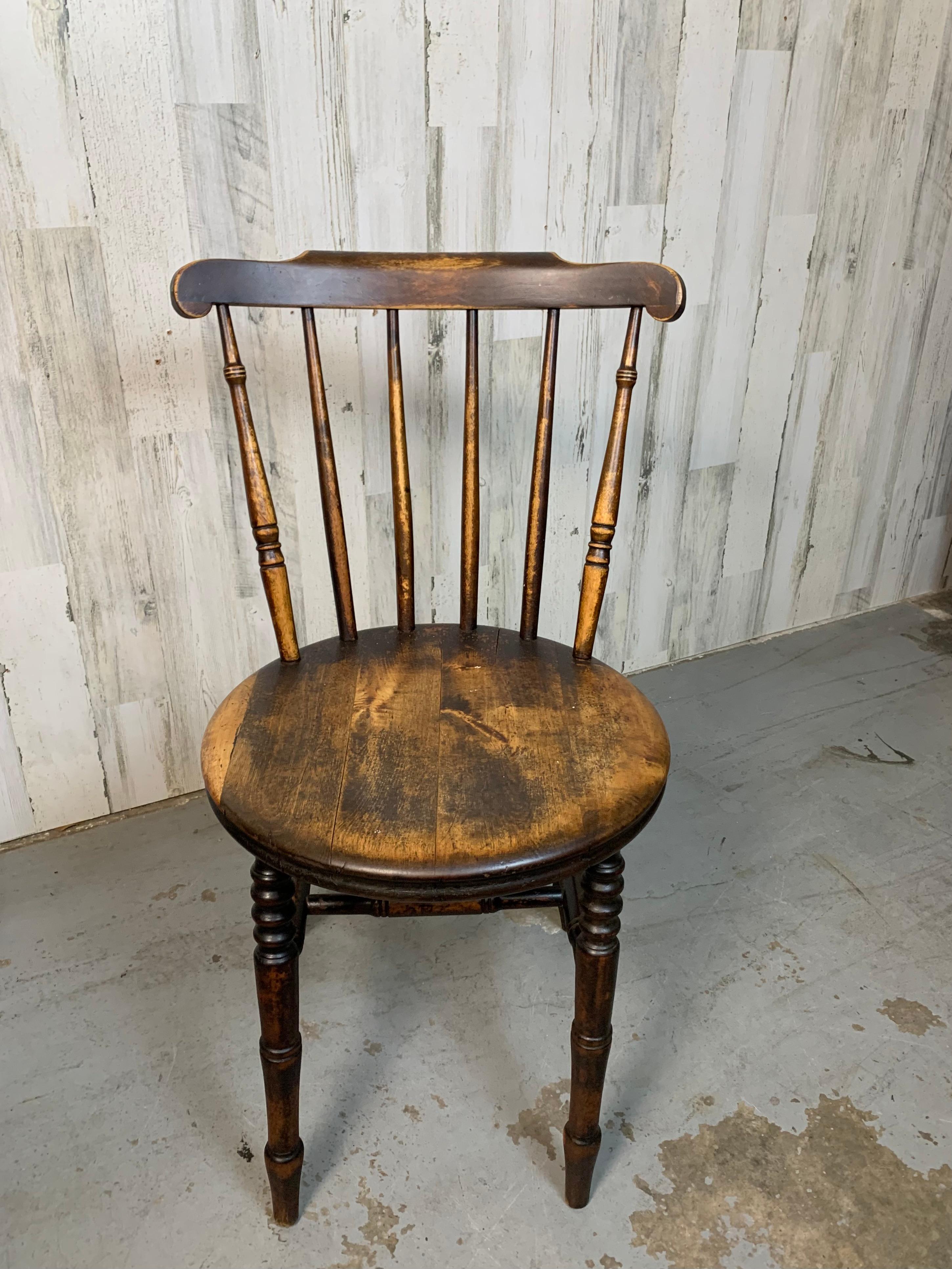 Table de taverne et quatre chaises Windsor Penny en vente 6