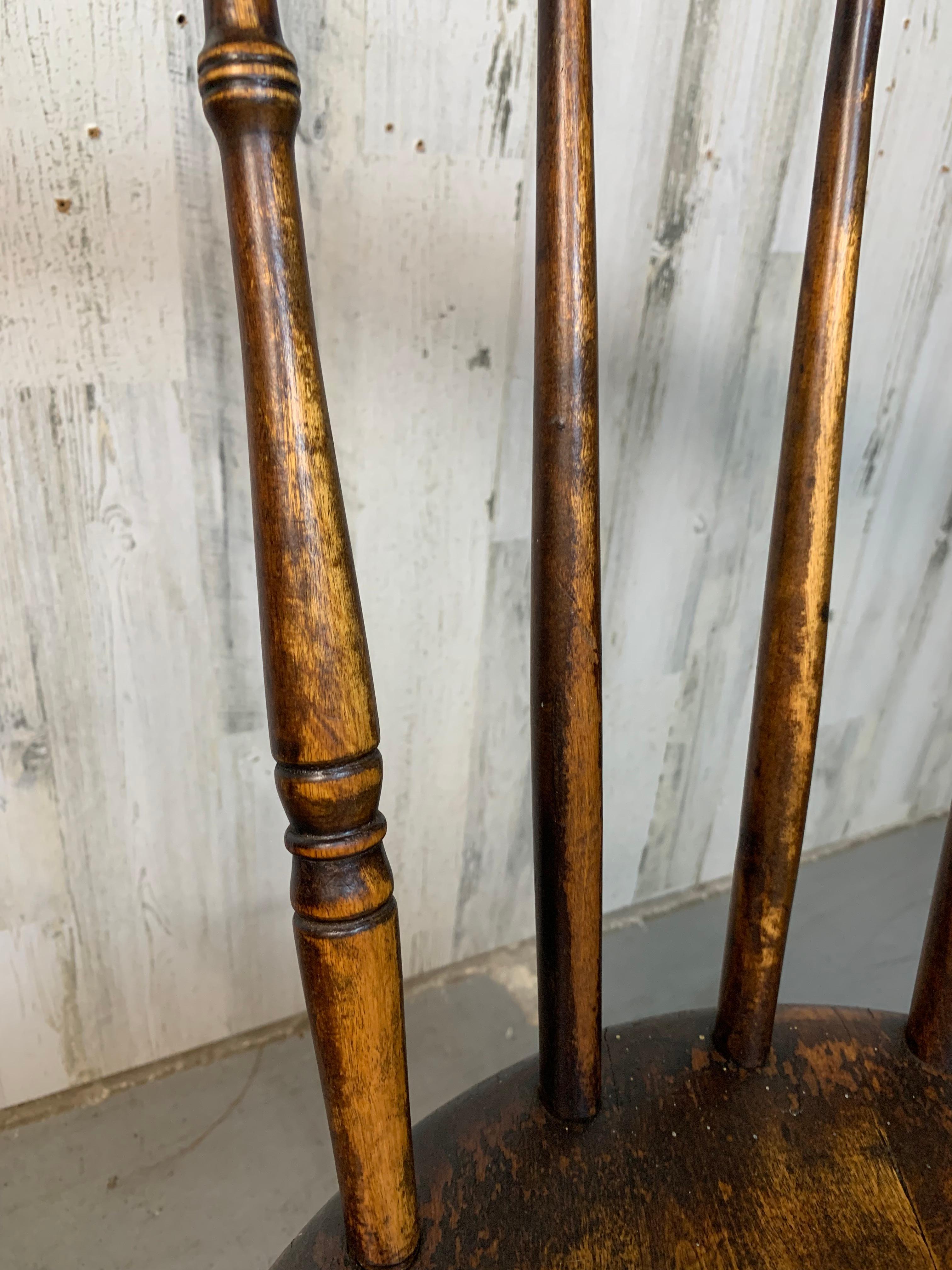Table de taverne et quatre chaises Windsor Penny en vente 7
