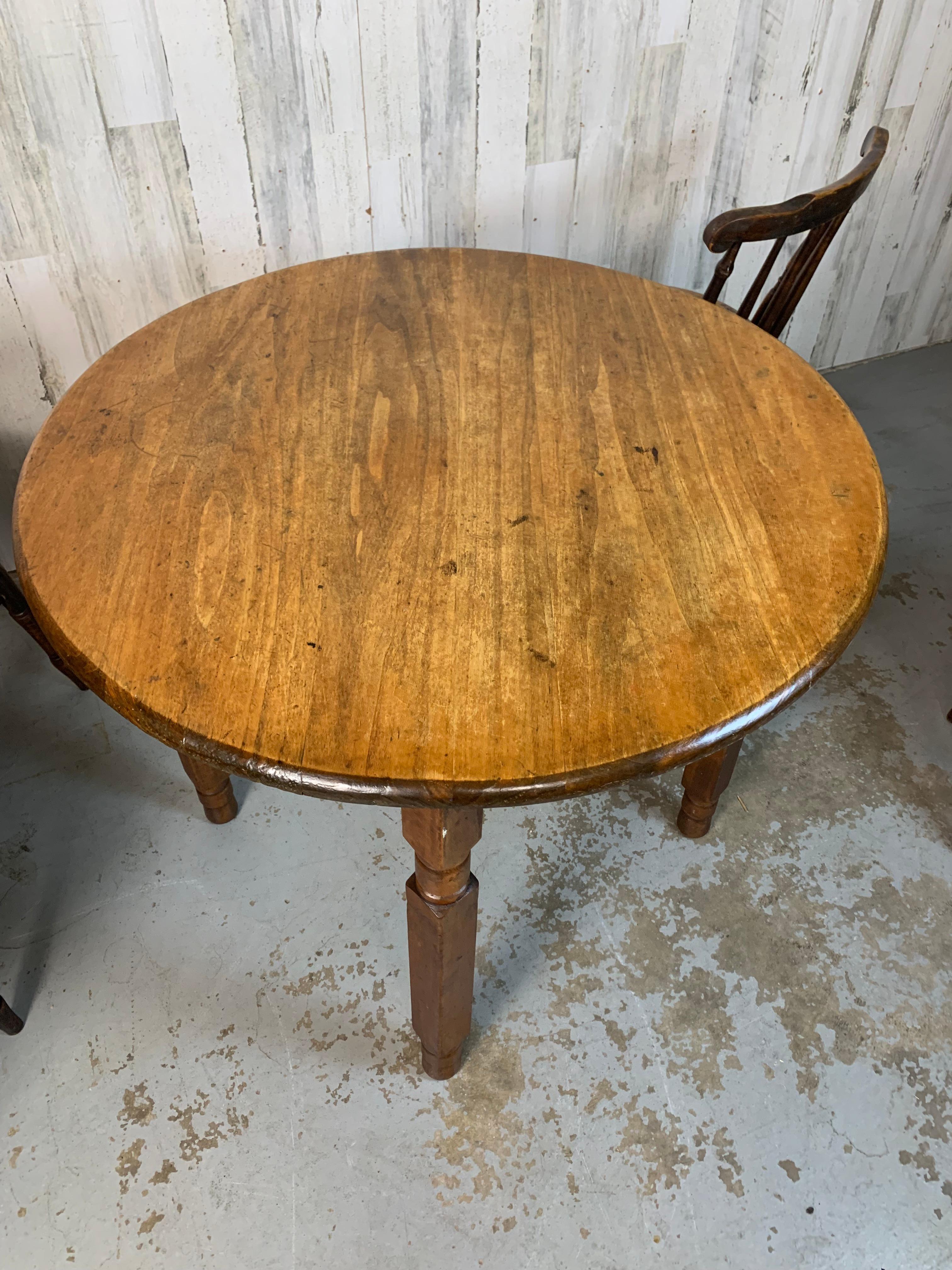 Table de taverne et quatre chaises Windsor Penny en vente 10
