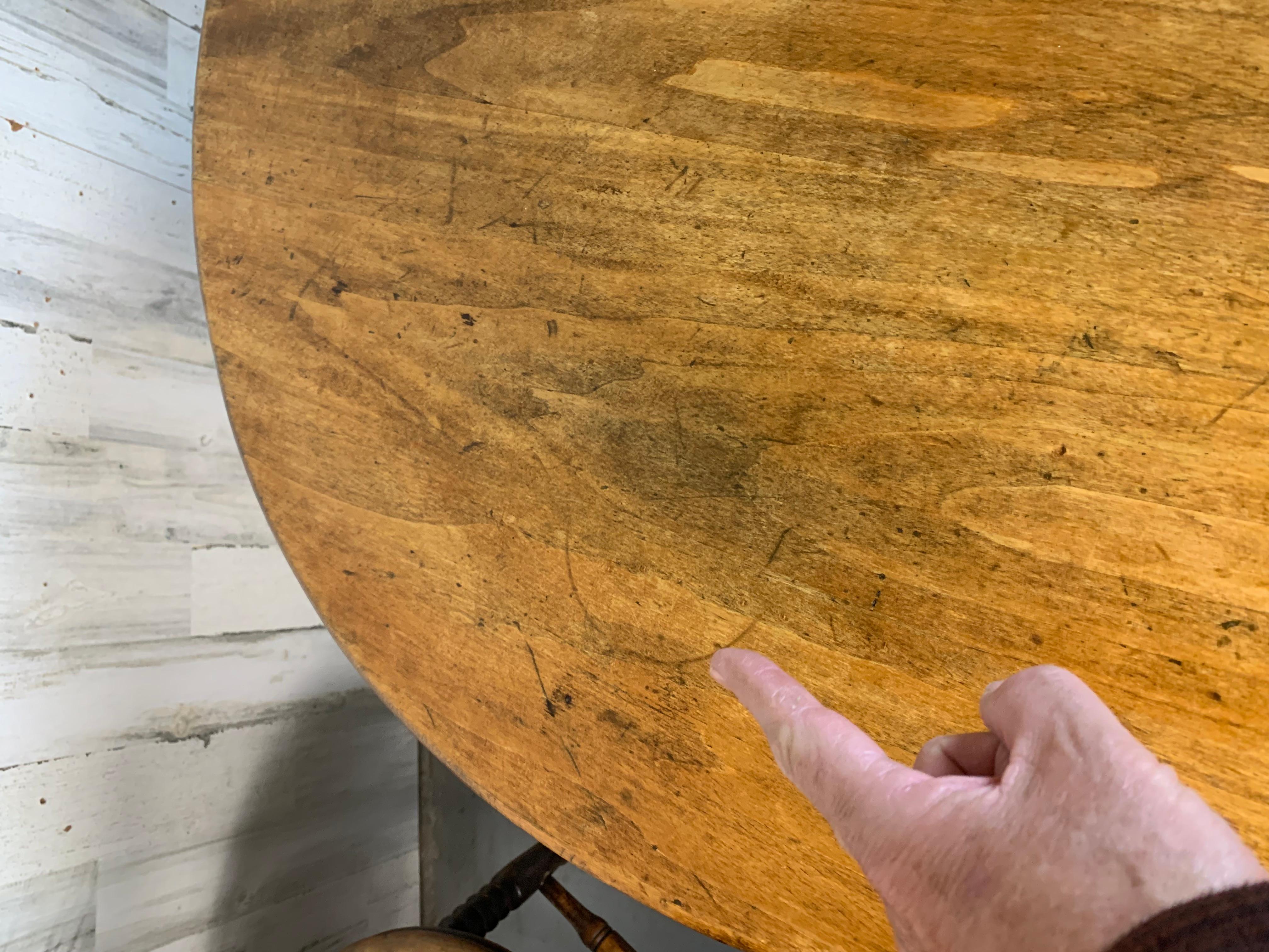 Table de taverne et quatre chaises Windsor Penny en vente 11
