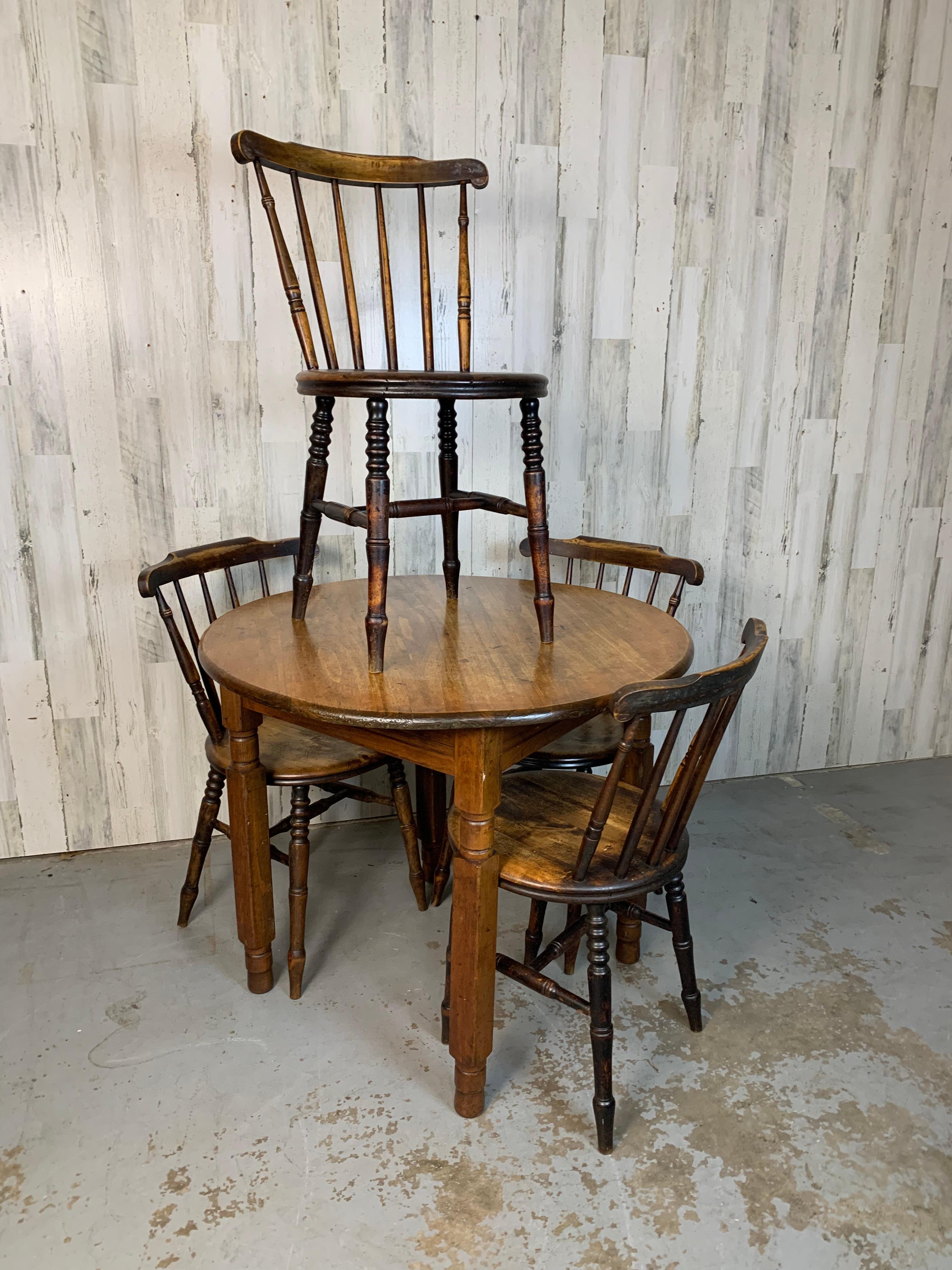 Néocolonial Table de taverne et quatre chaises Windsor Penny en vente